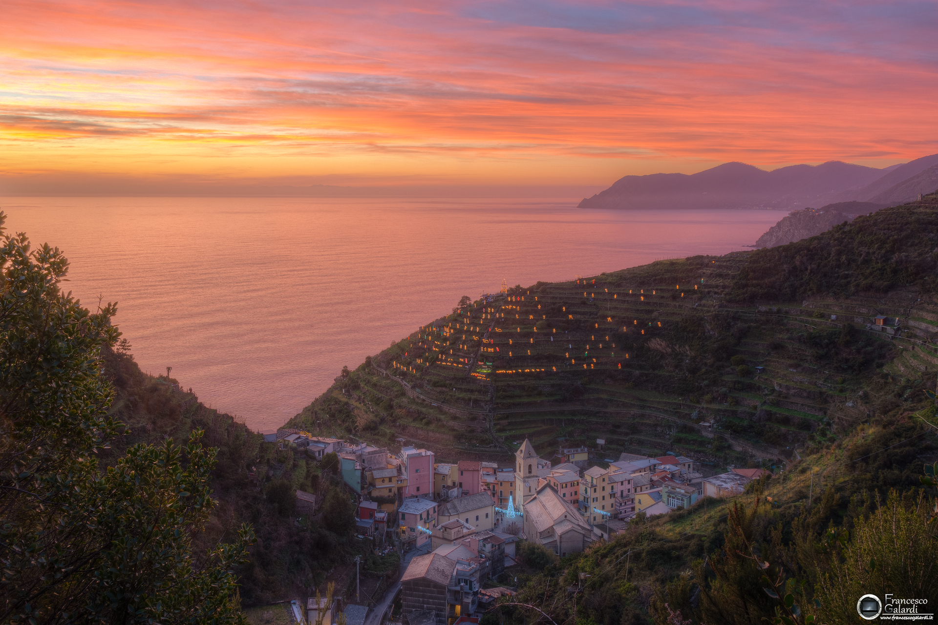Manarola con il presepe illuminato al tramonto