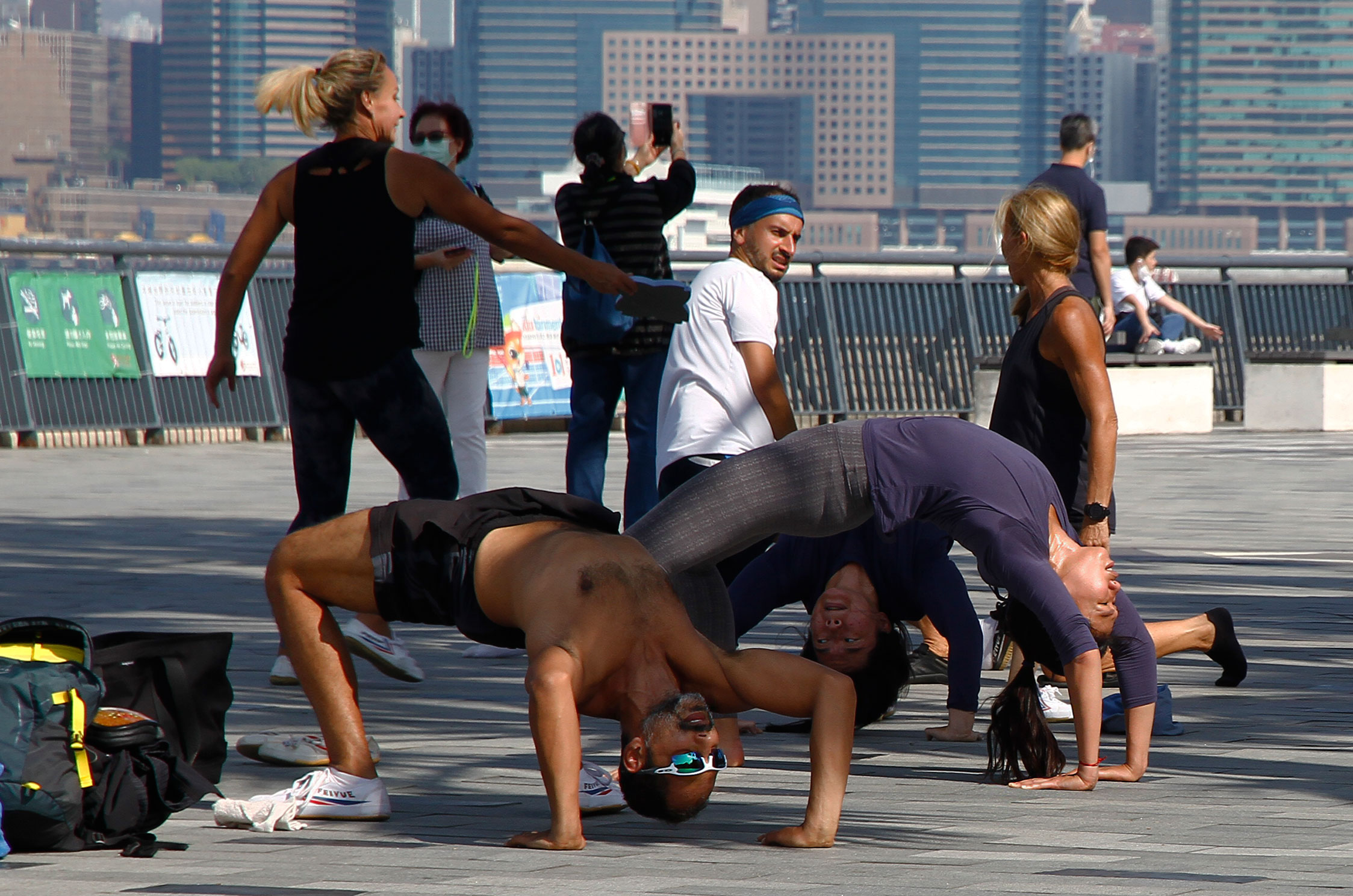 stretching ad Hong Kong sulla Promenade