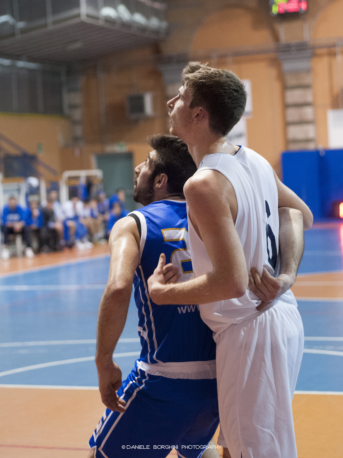 Stiamo vicini vicini