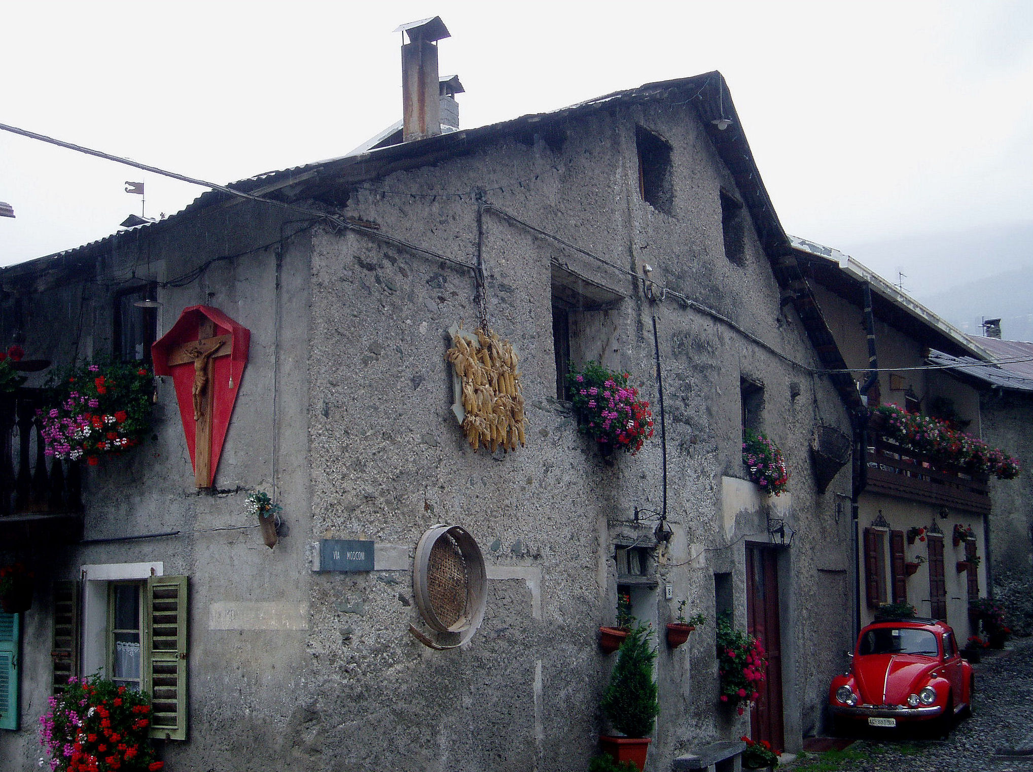 L'antica casa e la  Volkswagen Rossa