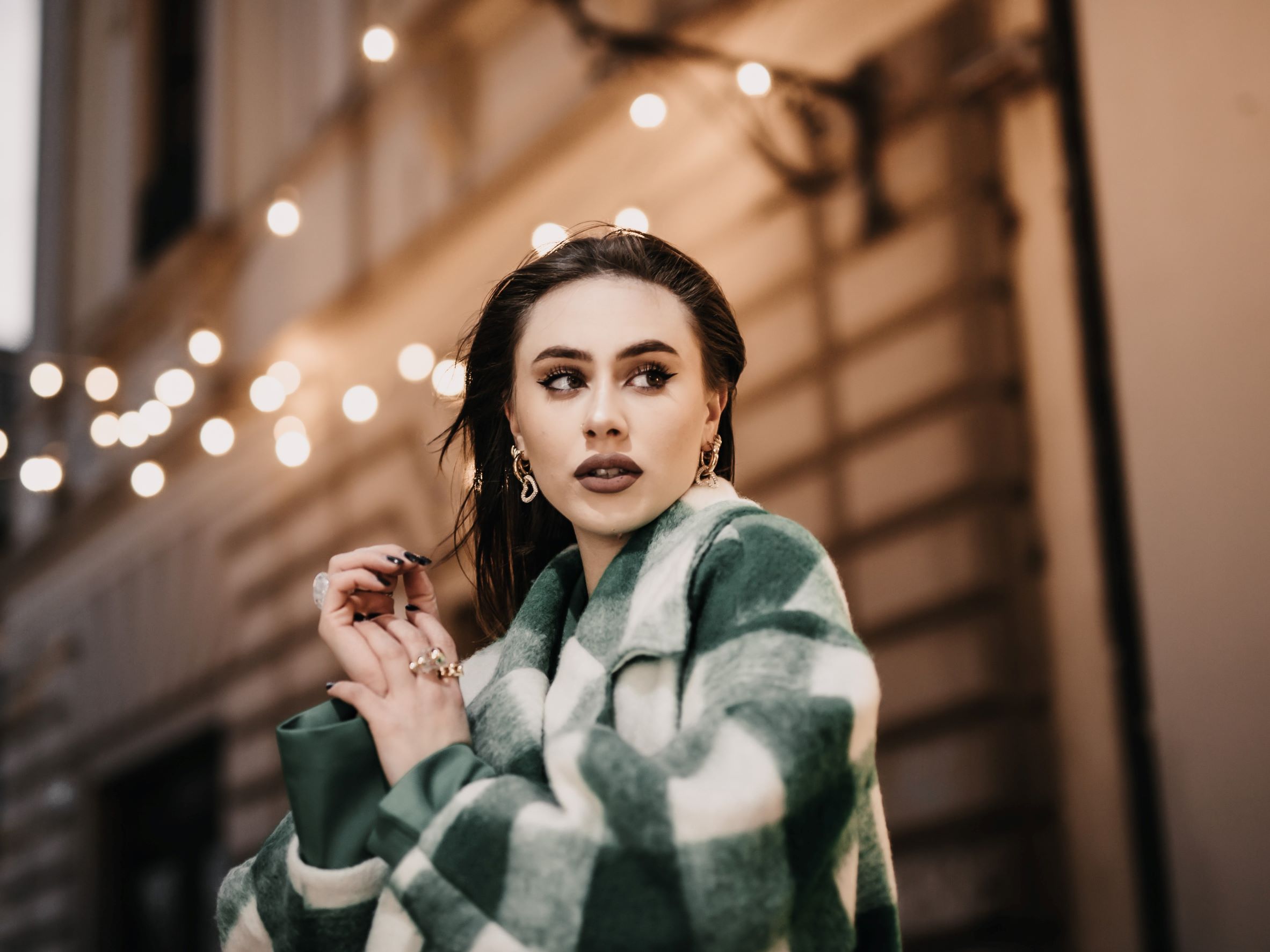 Michela sotto le luci di Natale