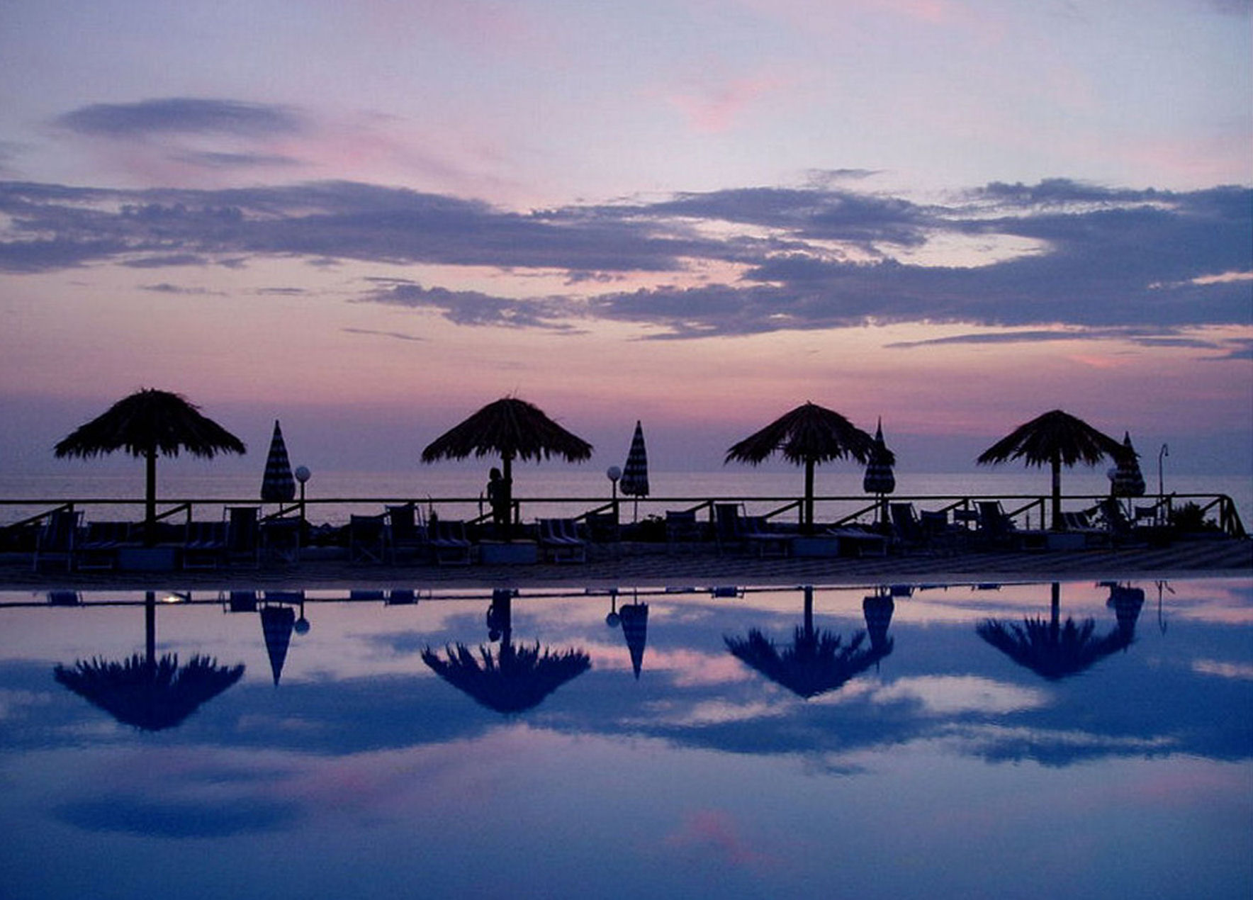In piscina al tramonto