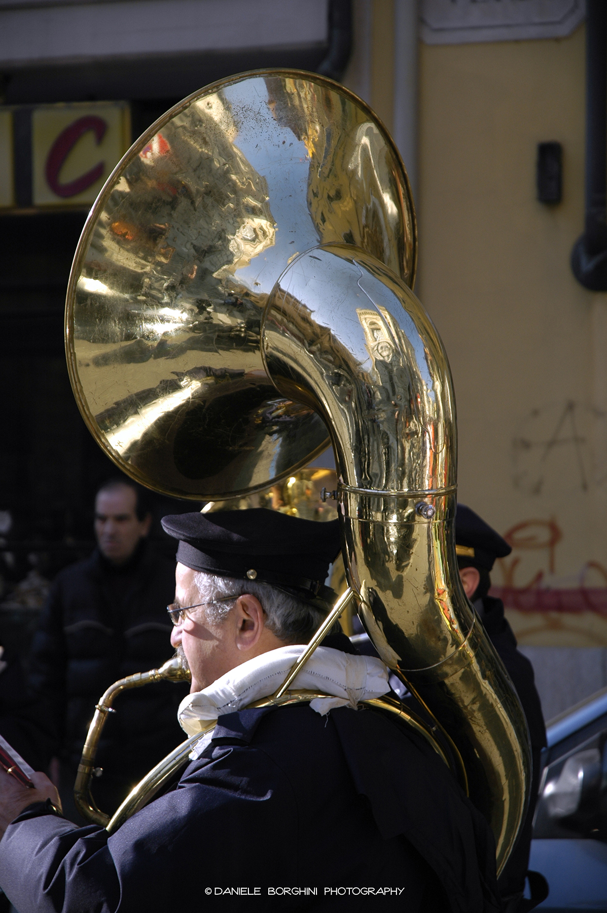 Basso Tuba in spalla