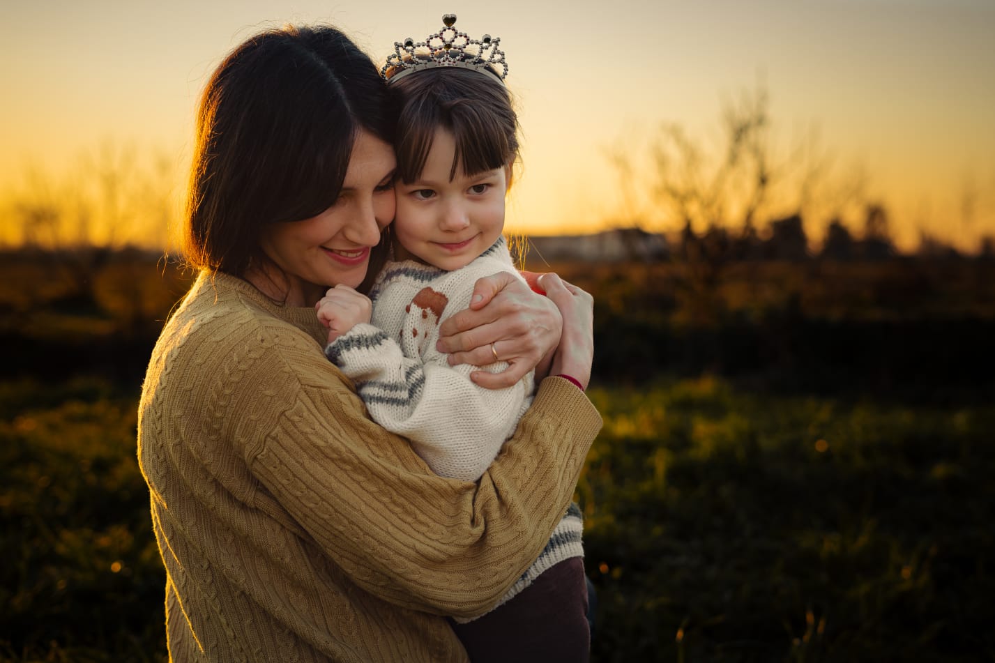 Sguardi di amore e furbizia madre e figlia