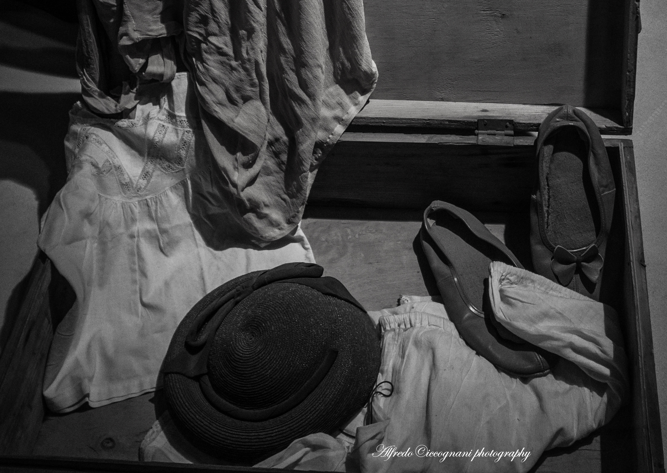 Una valigia con alcuni effetti personali