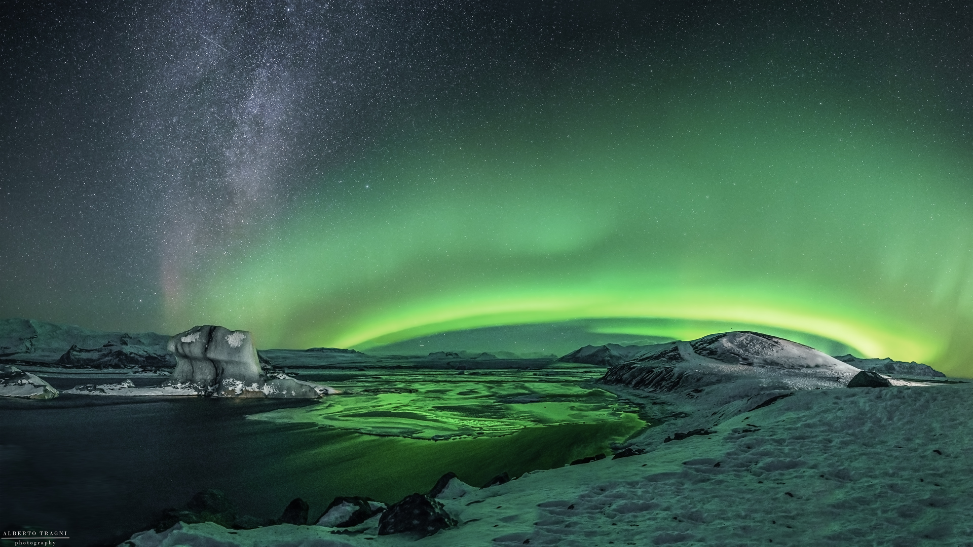 Jokulsarlon, panorama with northern lights and tail via the