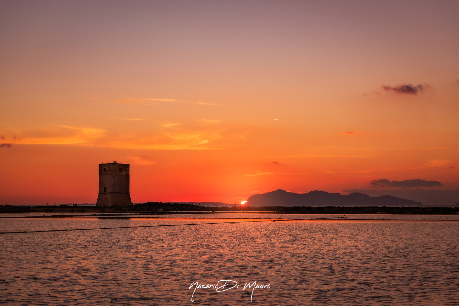 Il sole cala dietro Favignana Saline di Nubia - Trapani