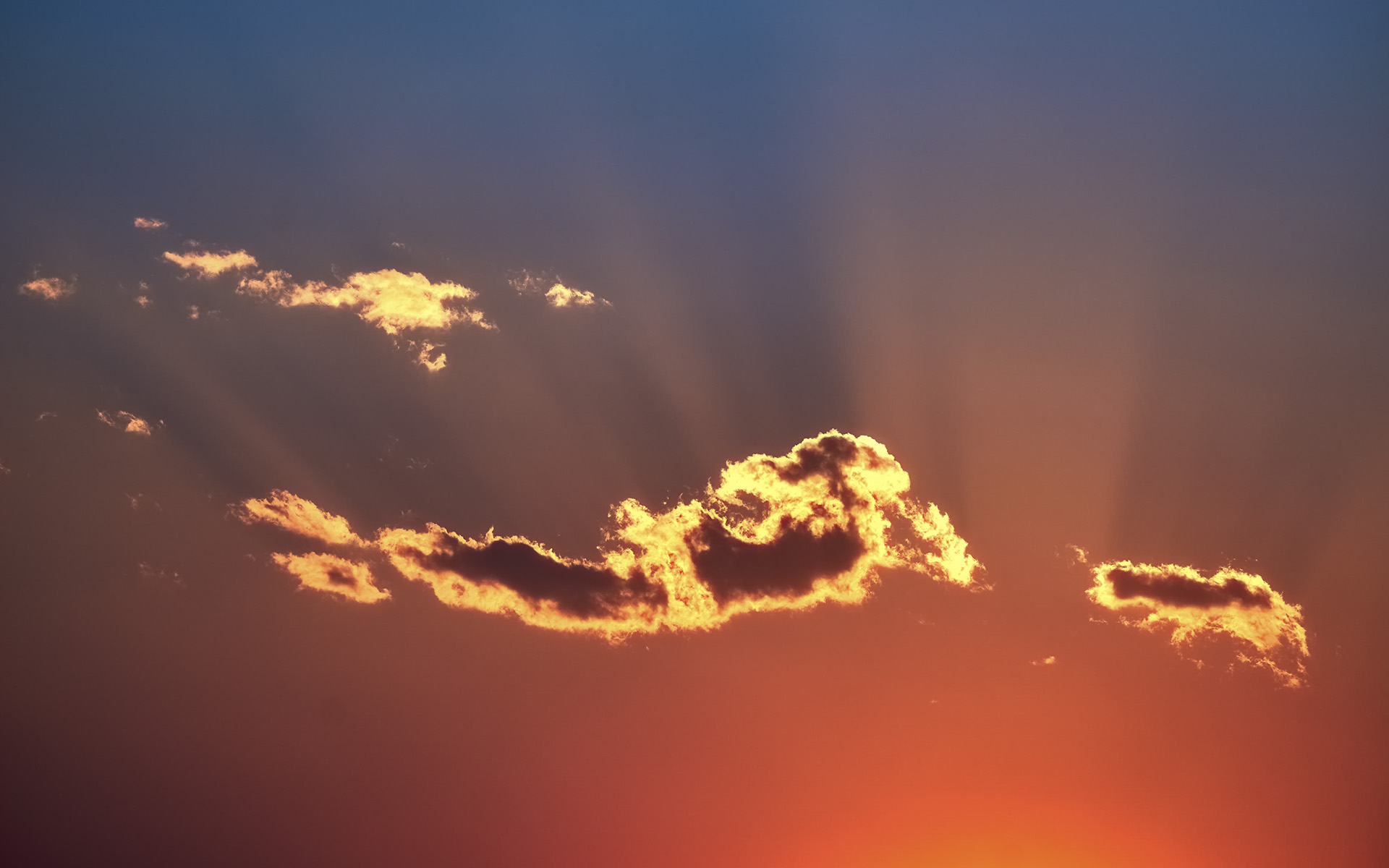 Nubi con raggi crepuscolari