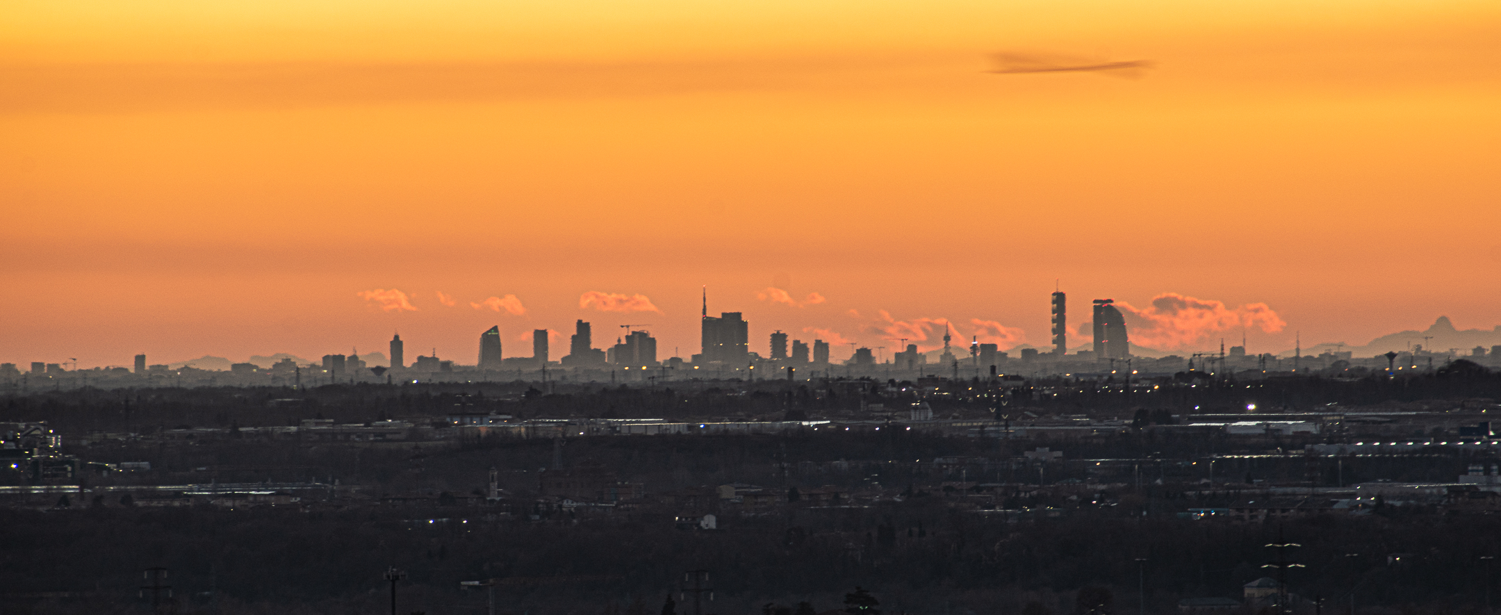 Skyline di Milano da Bergamo città alta