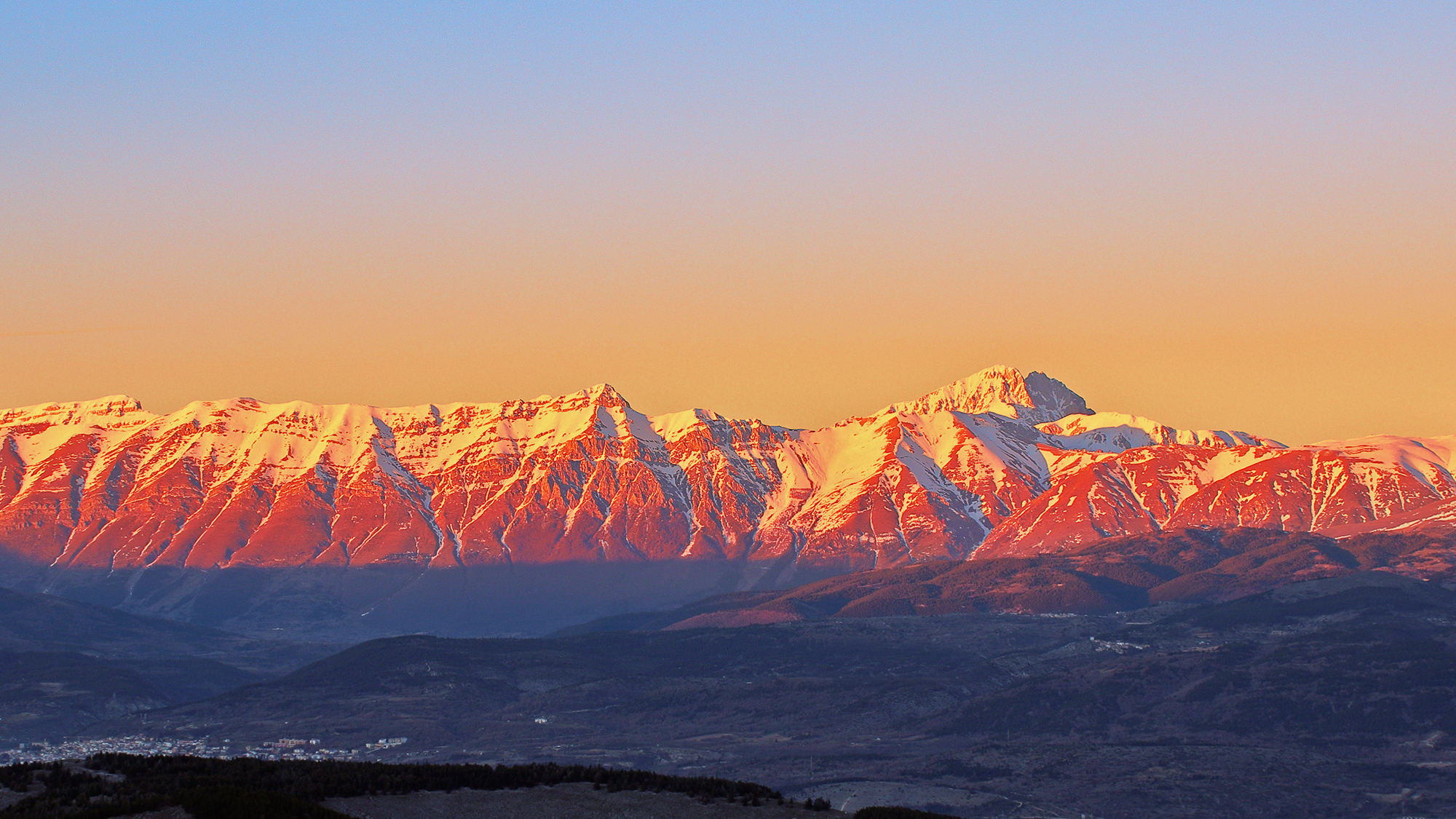 Il massiccio del Gran Sasso alle ultime luci del giorno