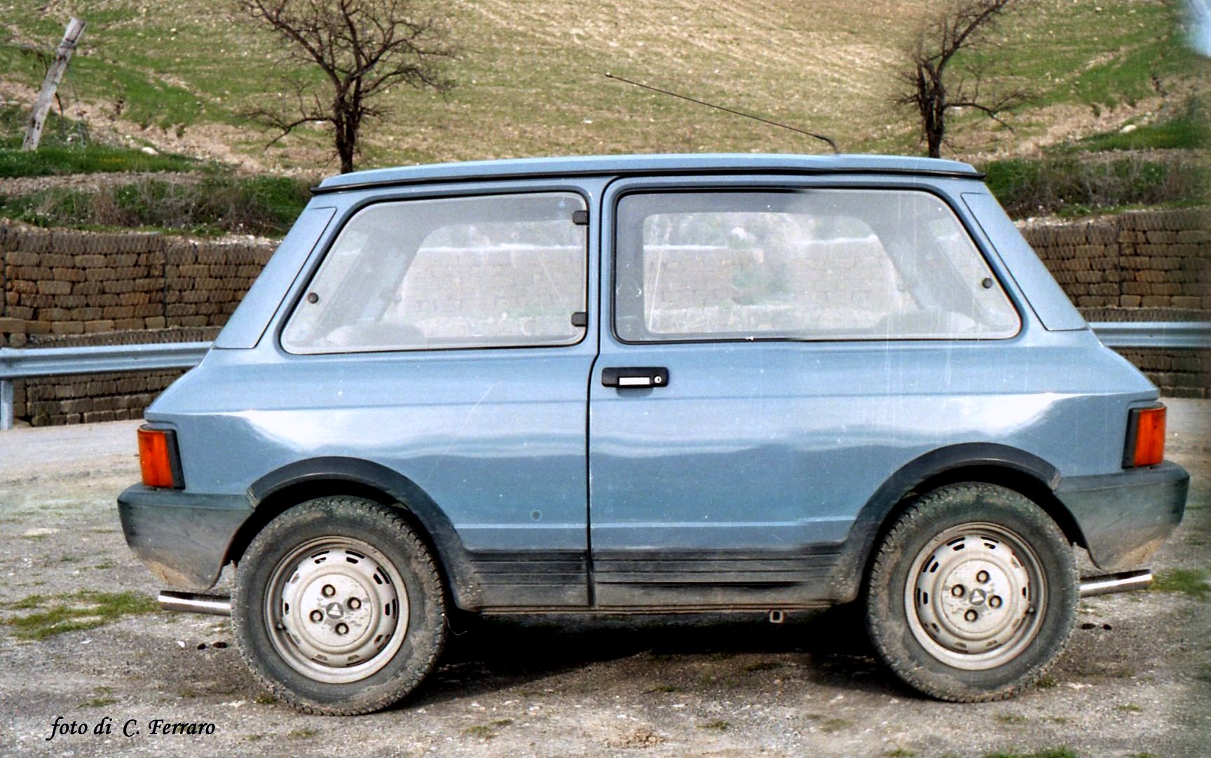 Auto bifronte in uno scatto analogico degli anni 80