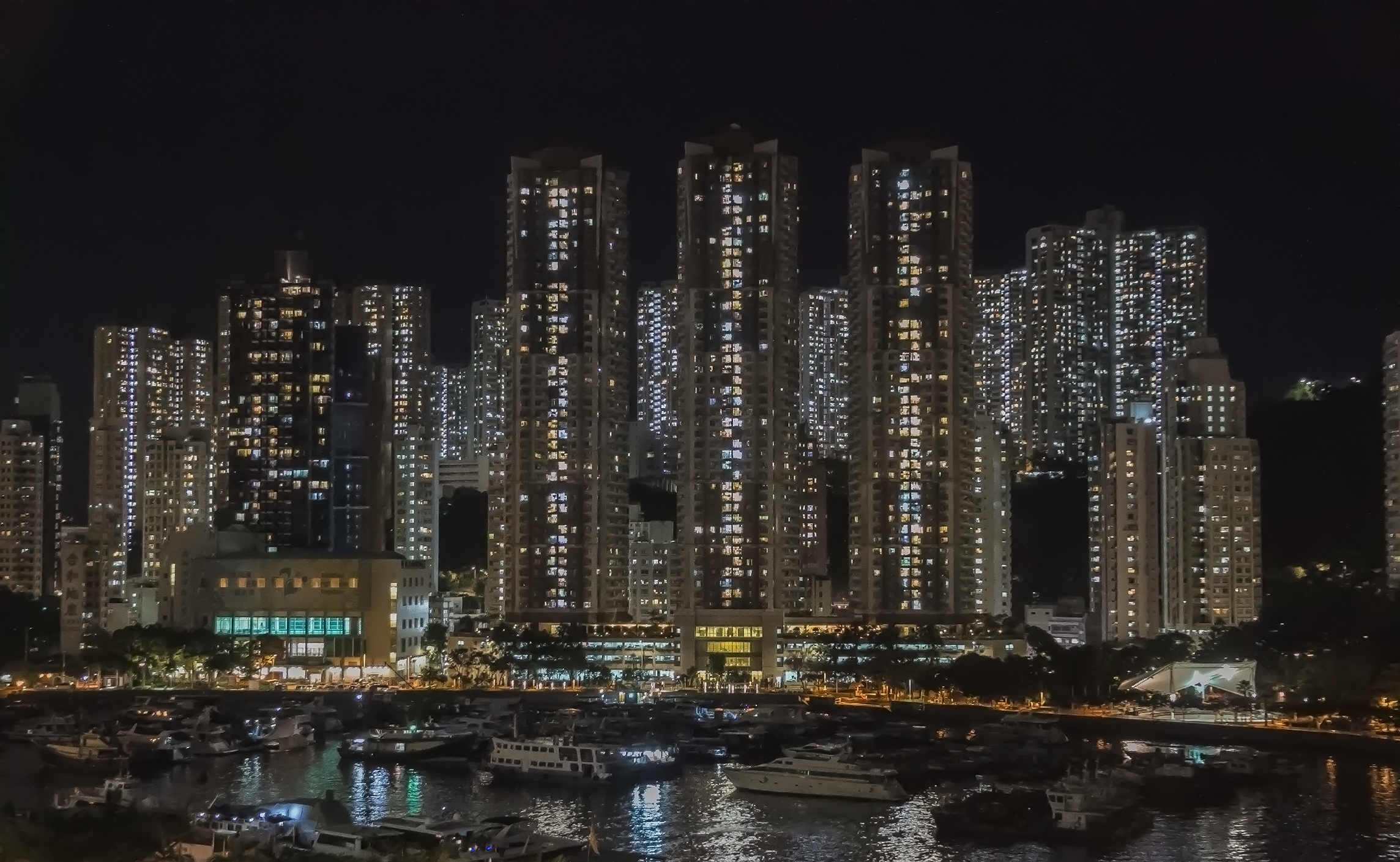 è iniziato lo spettacolo