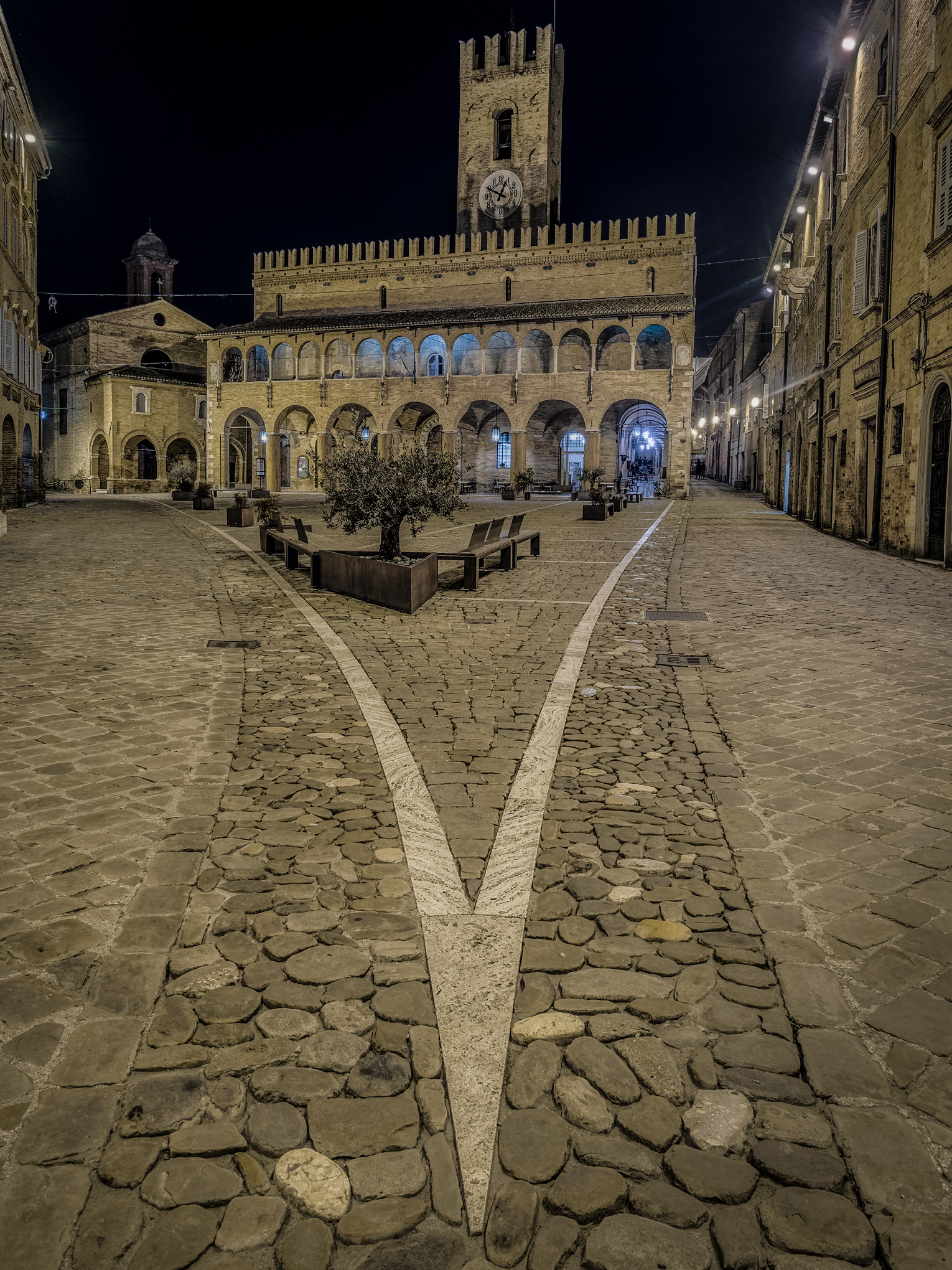 Piazza del popolo ad Offida.