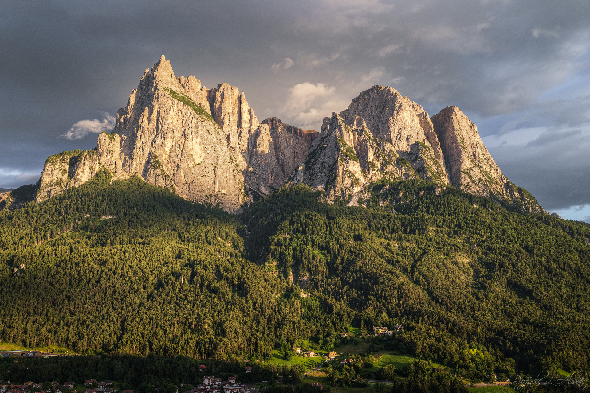 The sun greets the Scili Massif at the end of the day