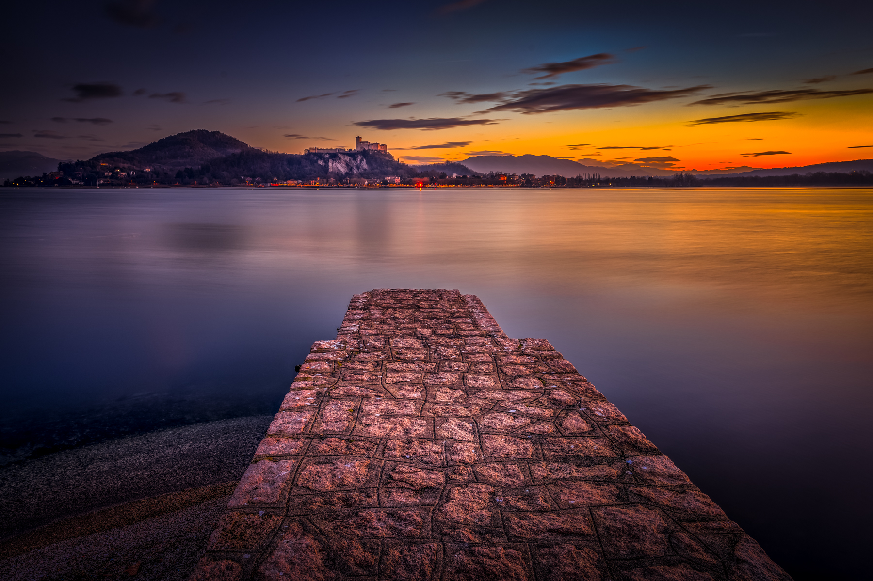 Alba sul lago Maggiore