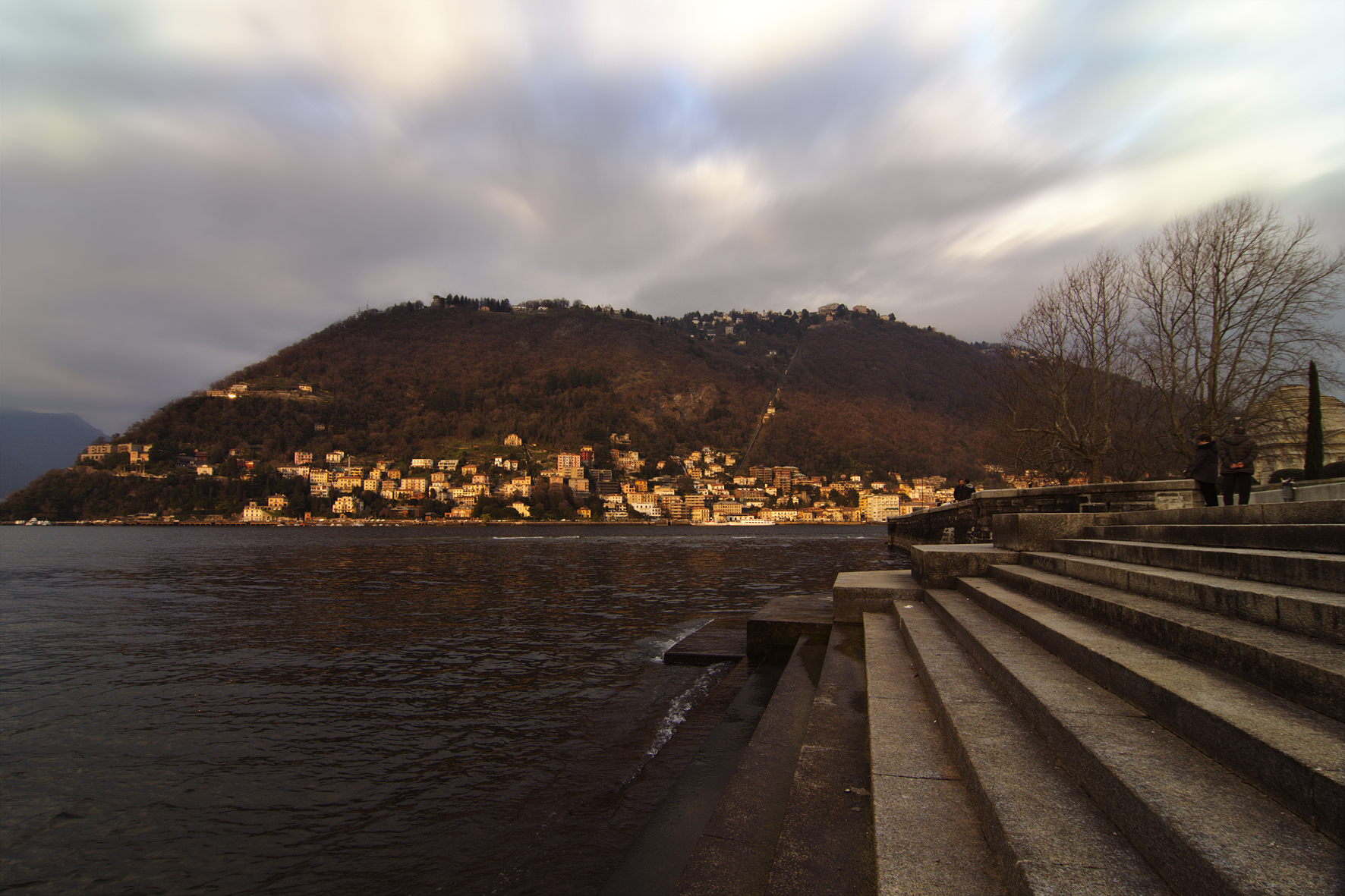 Prime luci del tramonto sul lago di Como