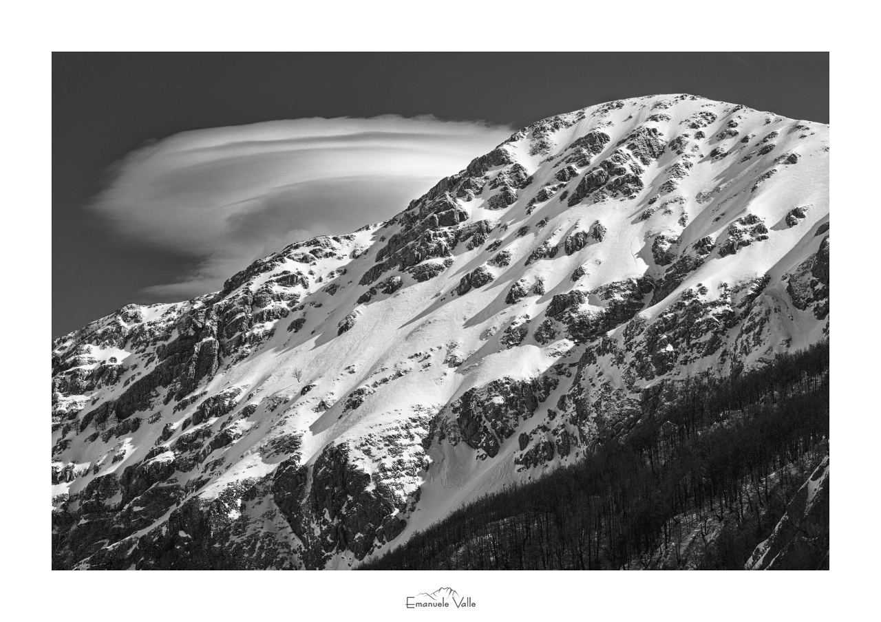 Nube lenticolare sul monte Iamiccio