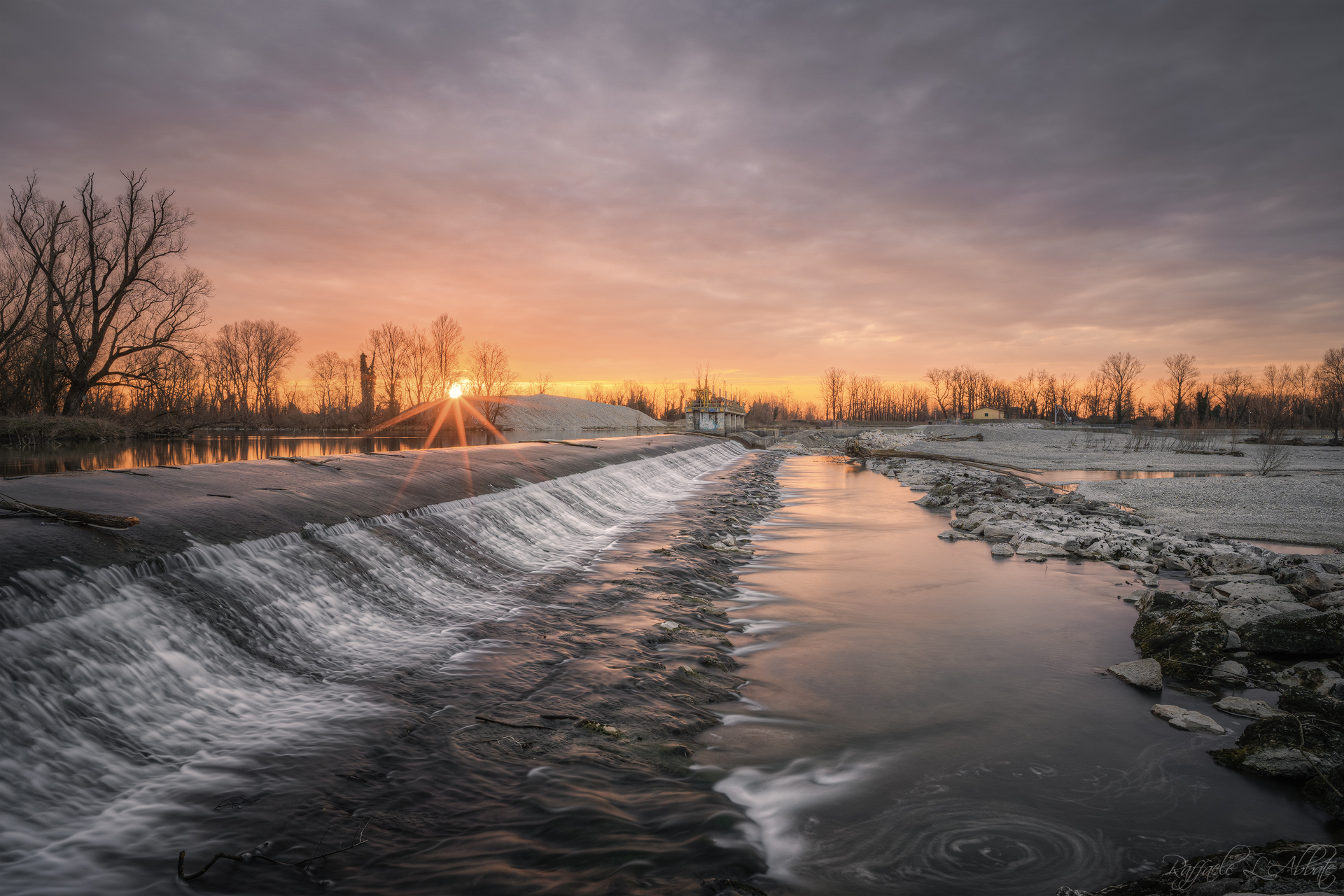 Alba sul fiume in secca
