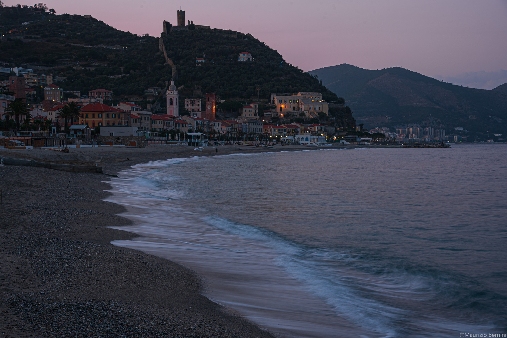 Noli in serale vista dalla spiaggia