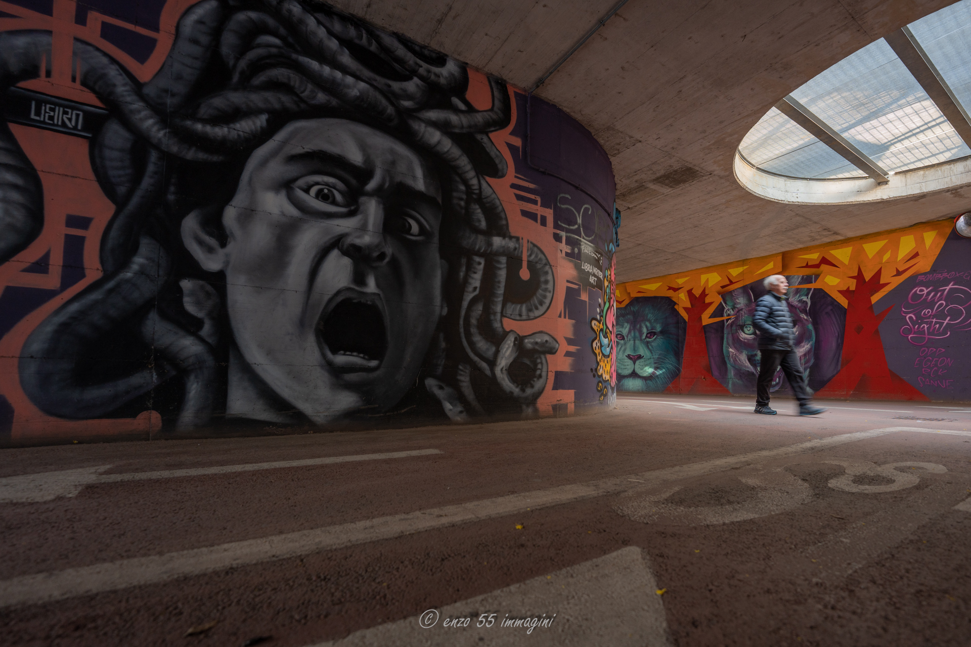 often you have pictorial works near you and do not see them ...