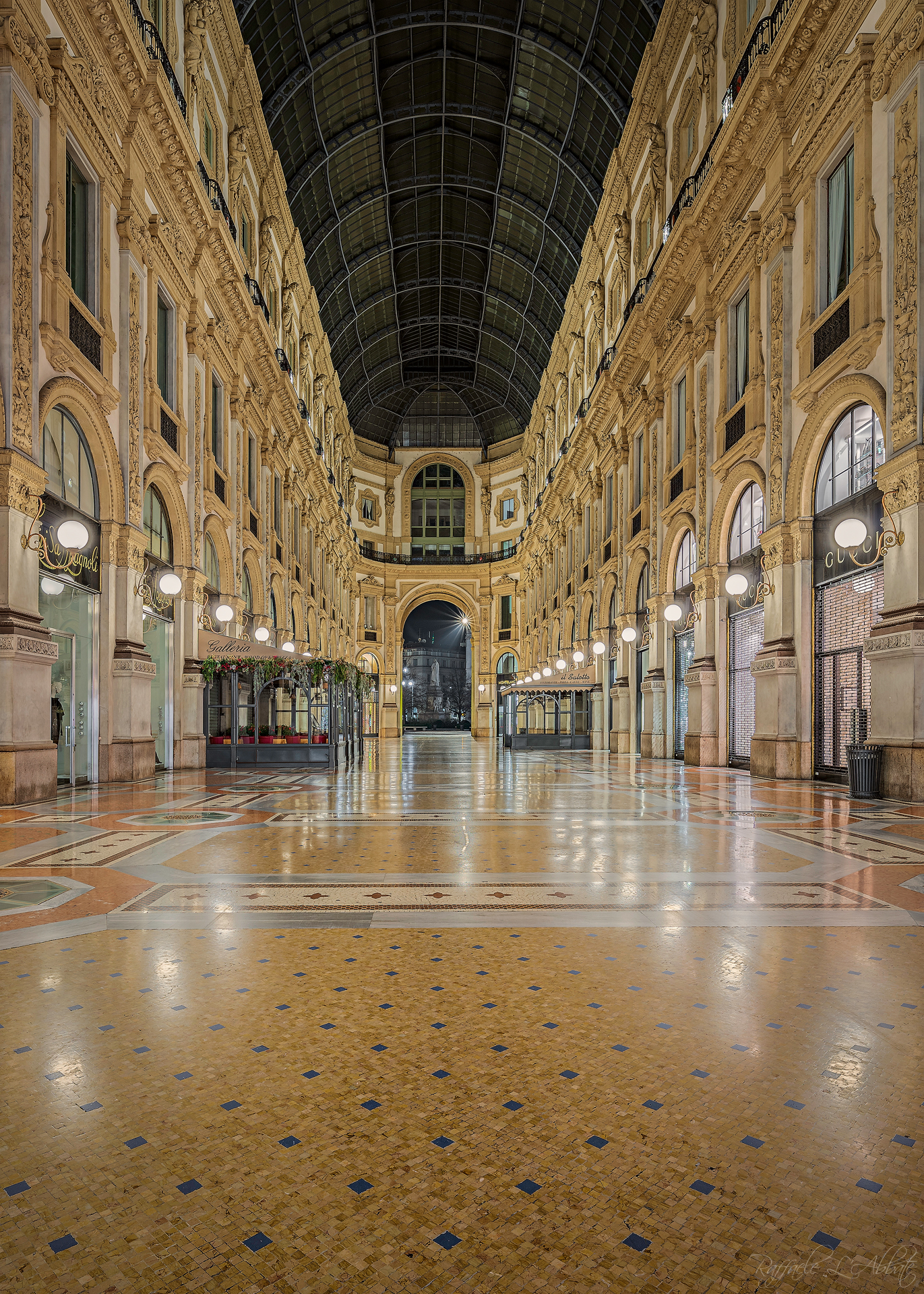 La Galleria che porta alla statua di Leonardo da Vinci