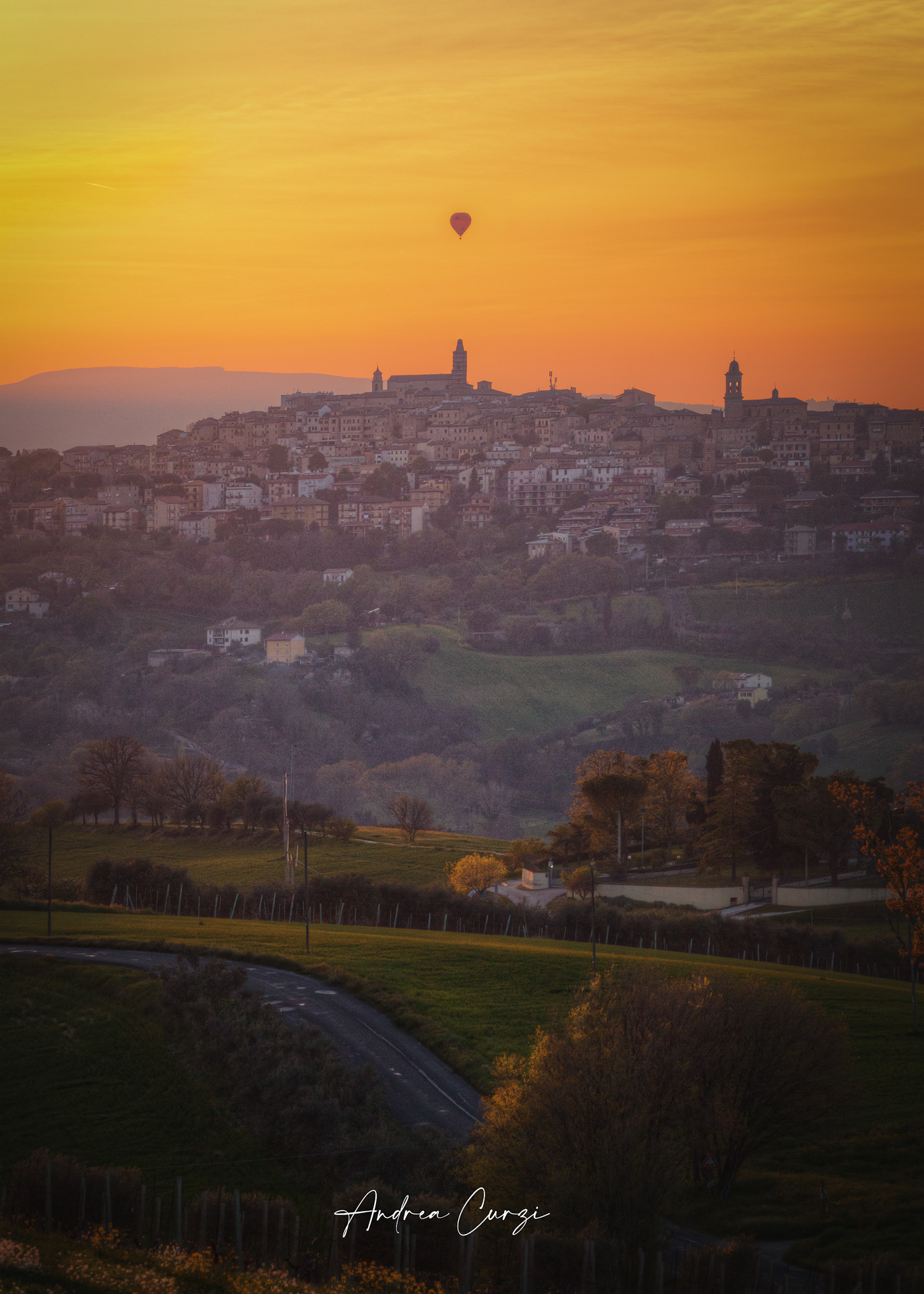 Hot air balloon at sunset - Corridonia (MC)
