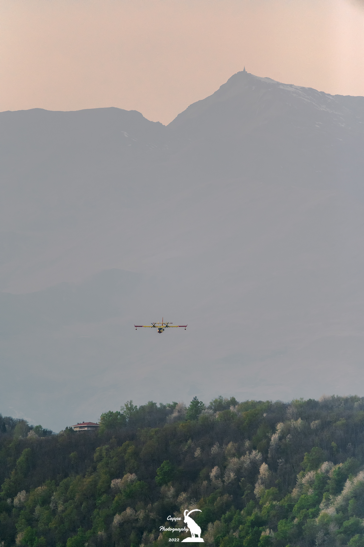 Canadair cl-415 poco prima del carico in acqua