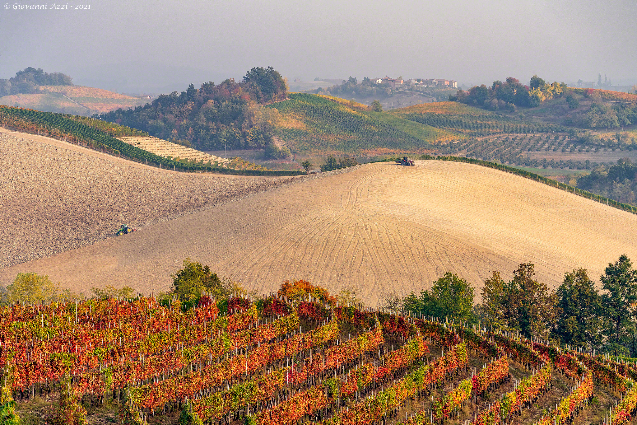 Lavorare i campi tra i vigneti