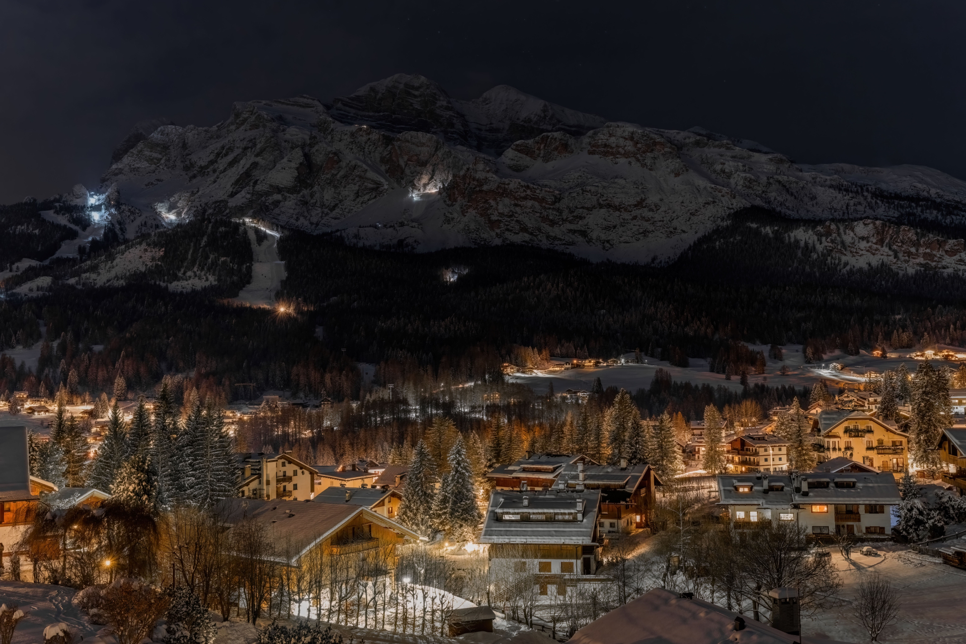 Cortina d'Ampezzo vista notturna sulle Tofane