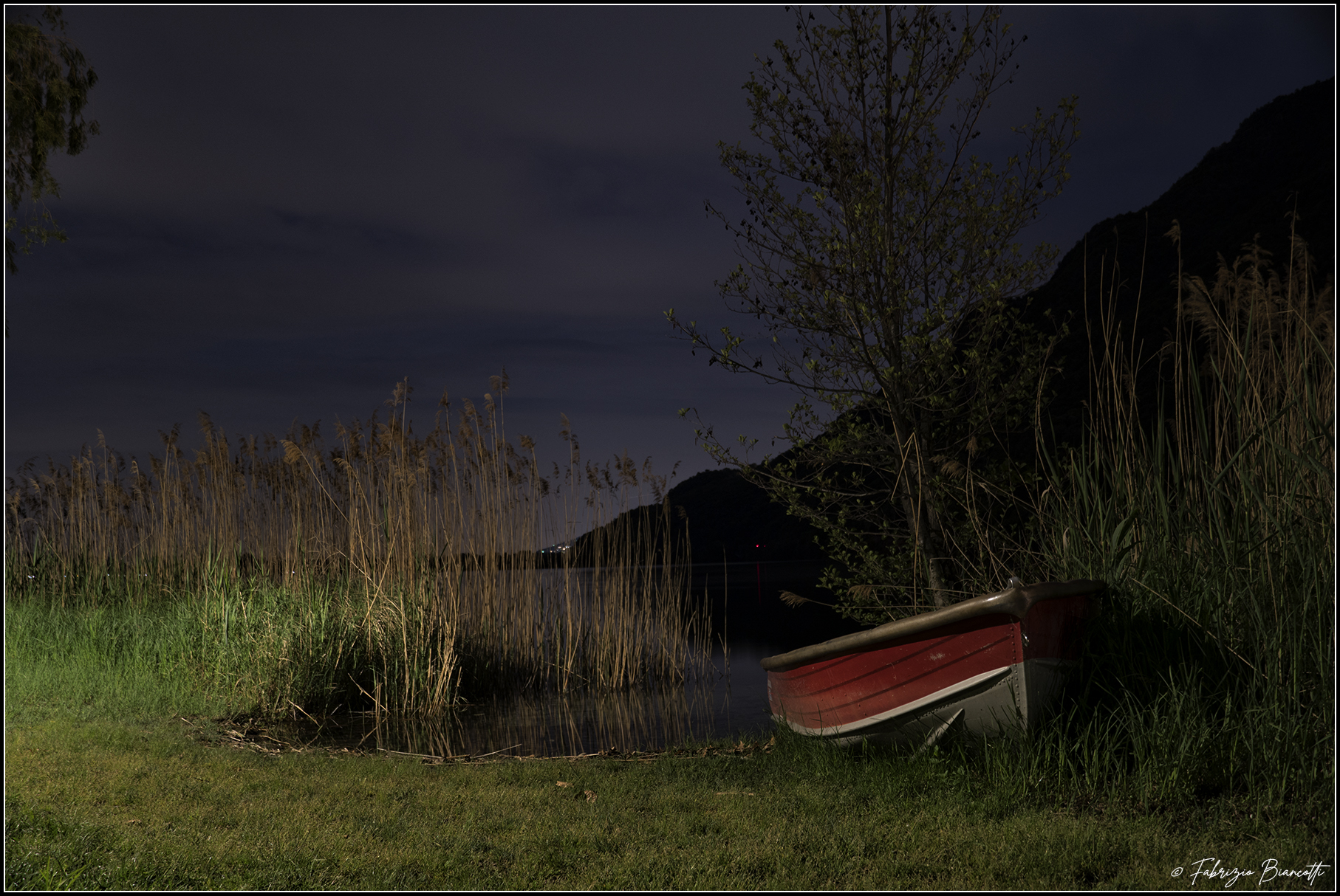 Notte in riva al lago
