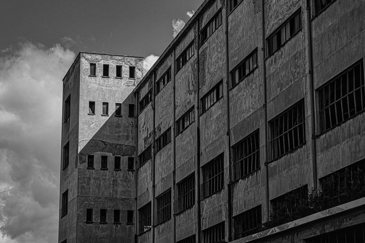 Incombente come una vecchia fabbrica