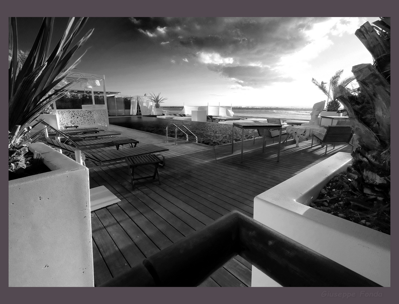 La piscina  con vista mare...!