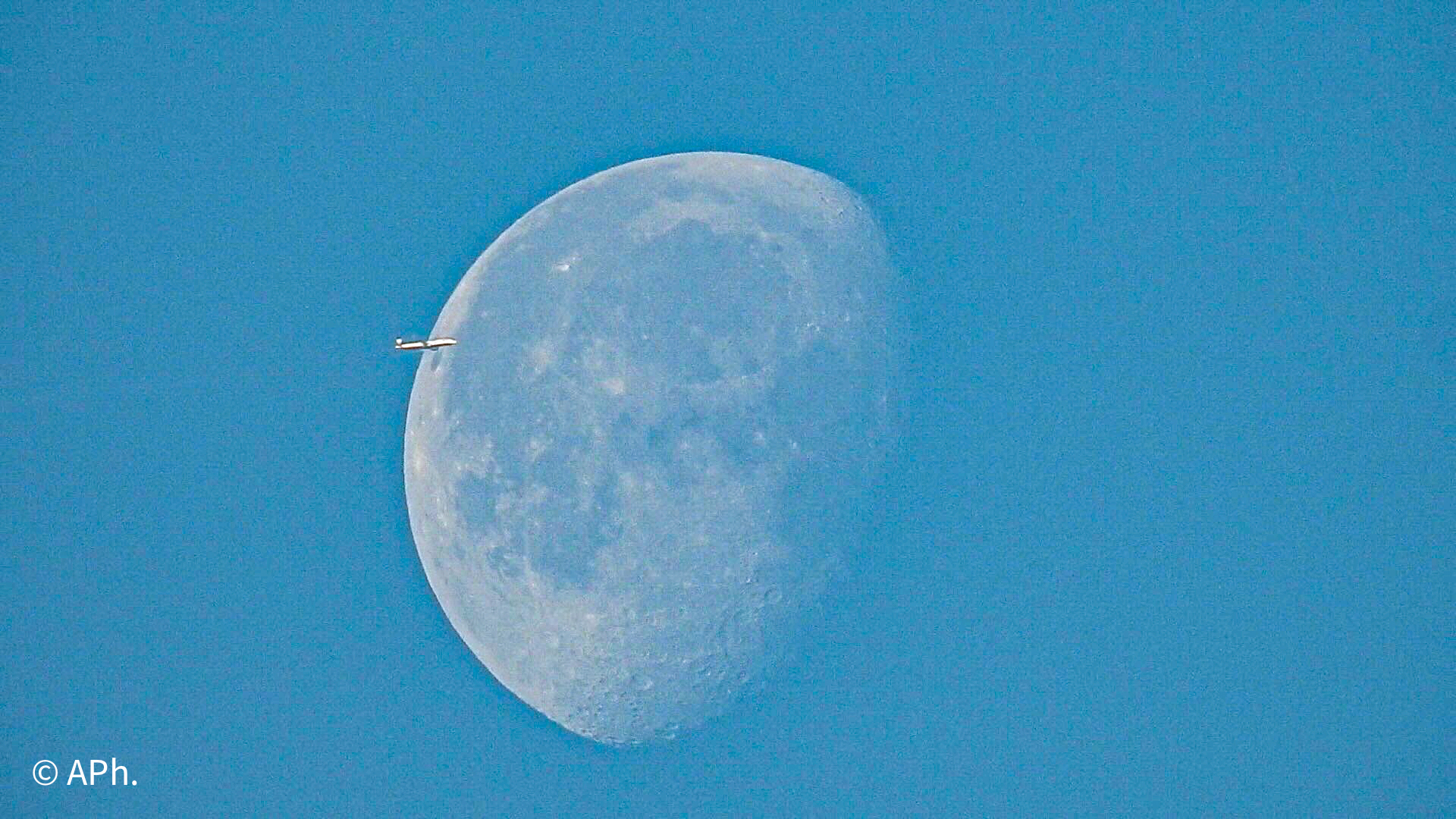 Aereo buca la luna