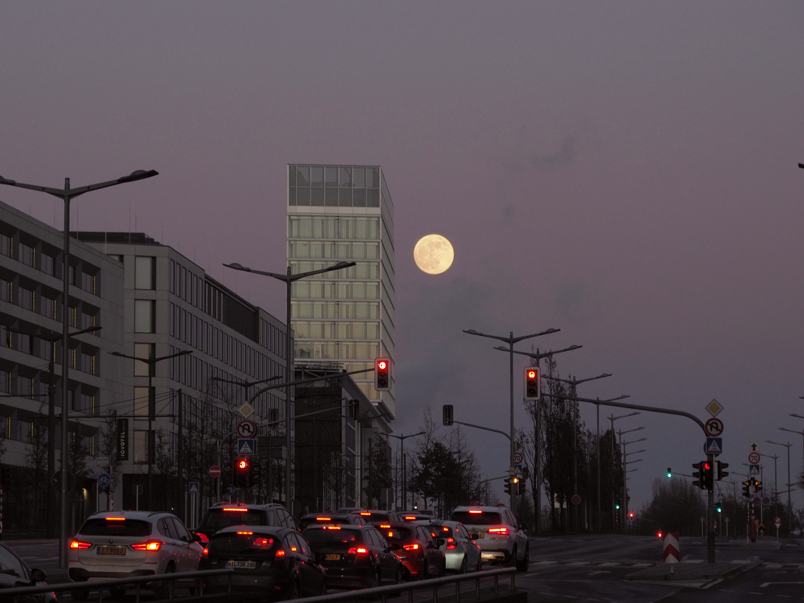 early evening moon on kirchberg 4ways