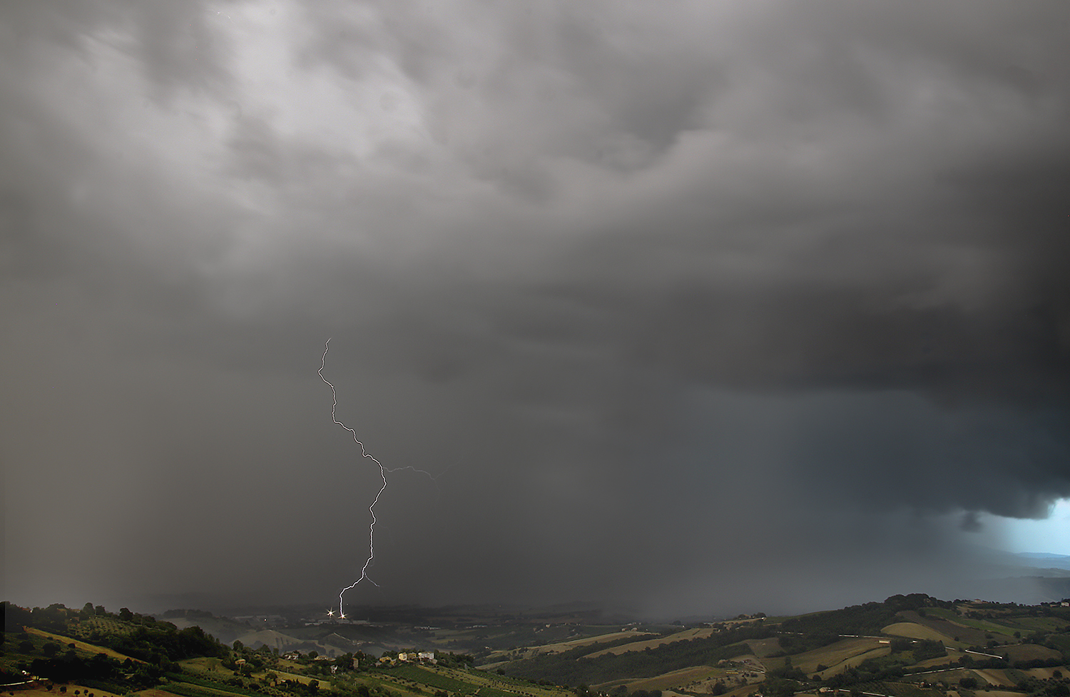 Fulmini a terra, colpita cabina della luce