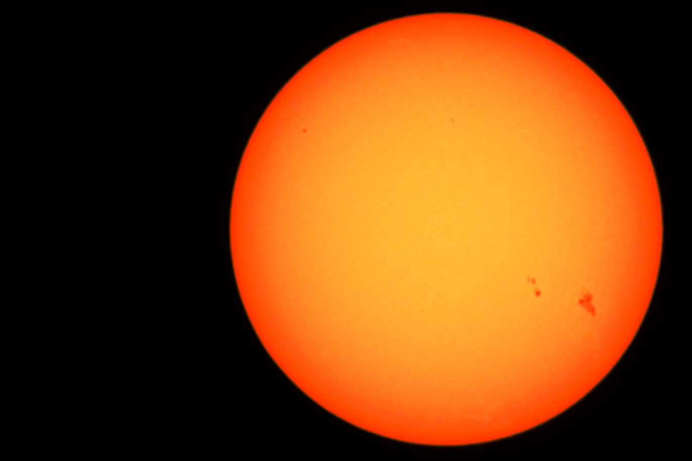 Sole con macchie solari estese