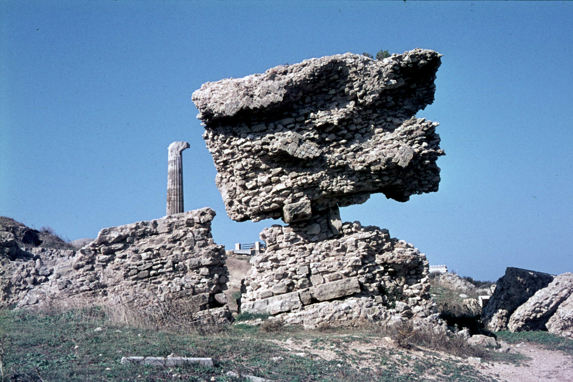 Crotone - tempio Hera Lacinia - resti muri 1
