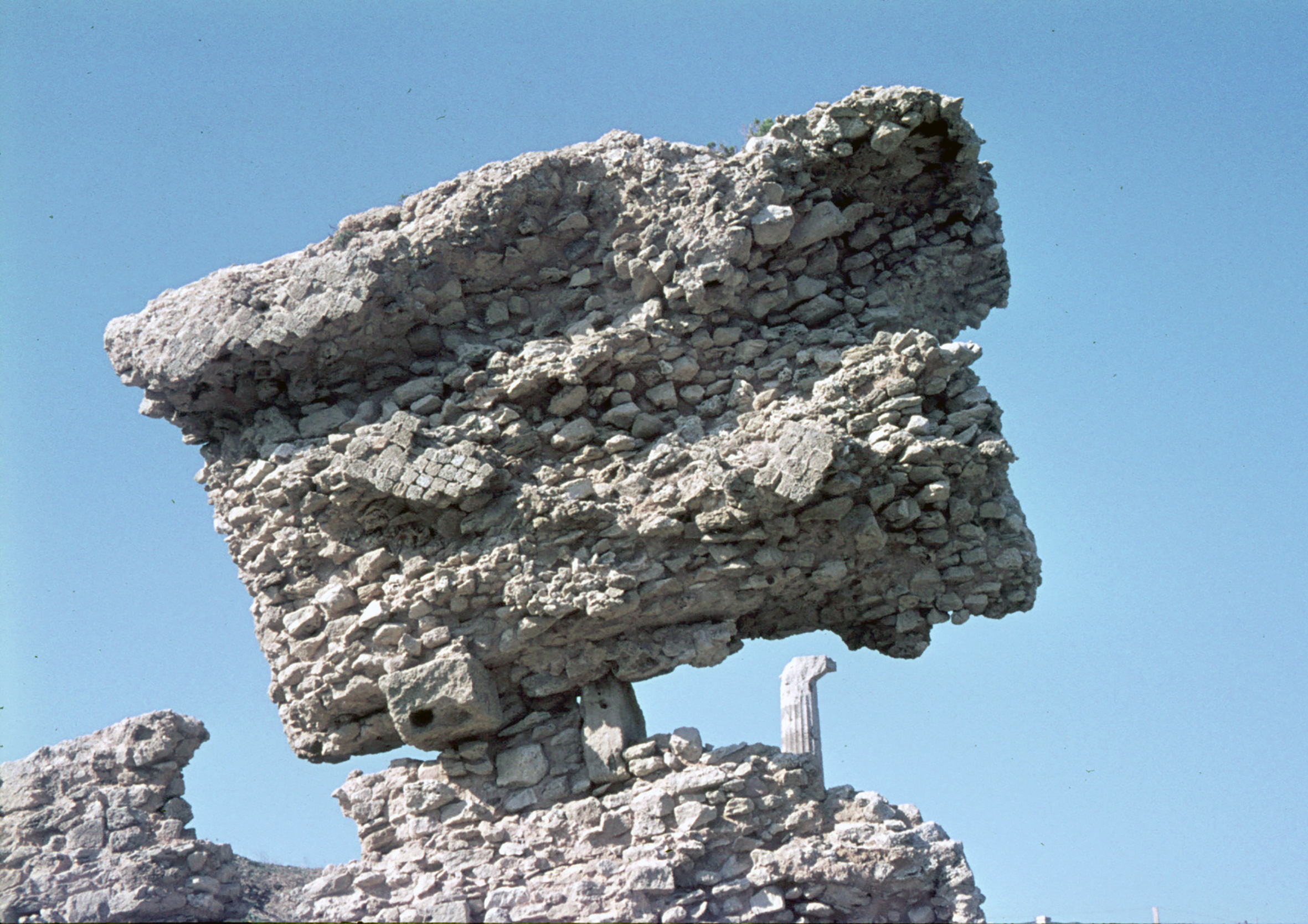 Crotone - tempio di  Hera Lacinia resti parete