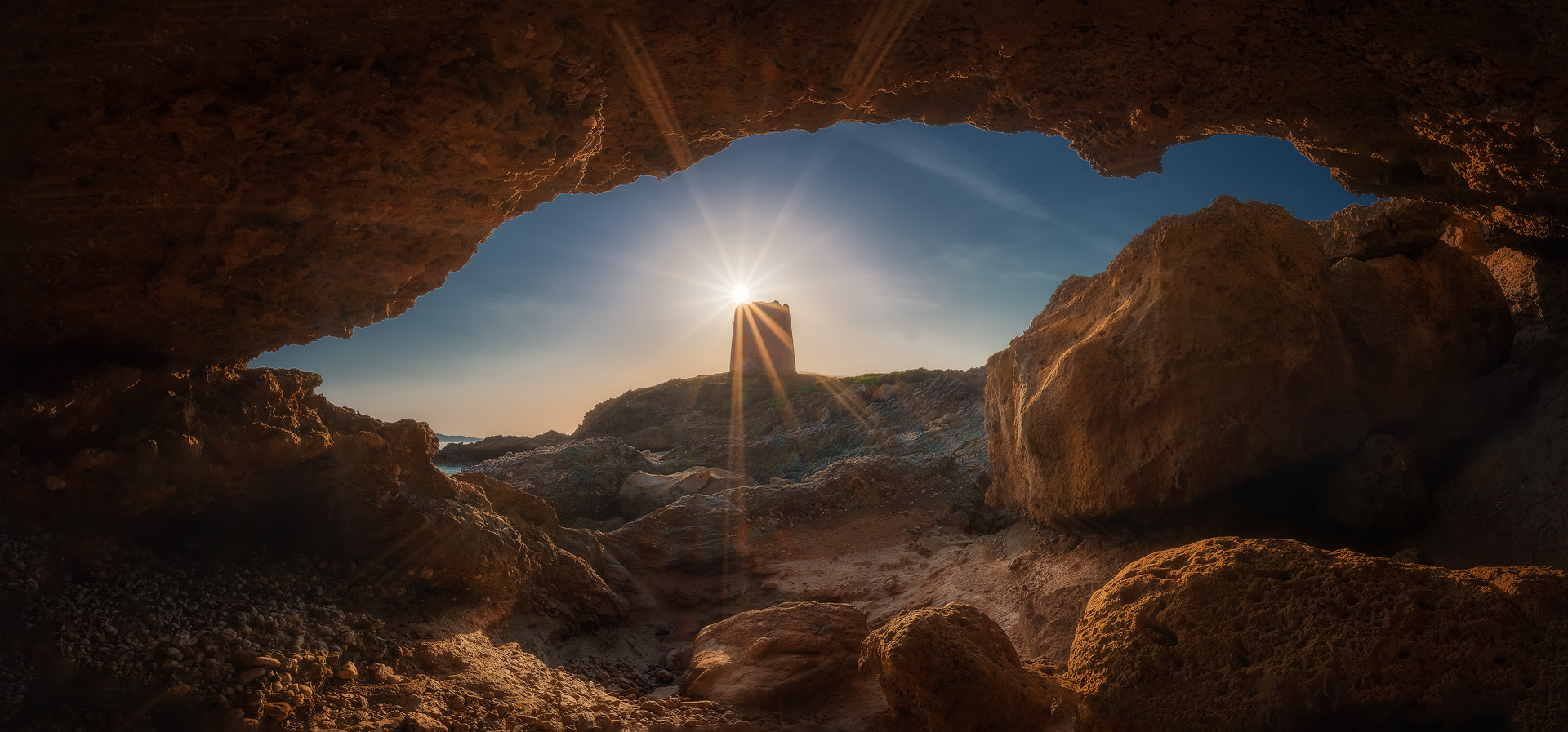 Grotte scavate dal mare e antiche torri costiere