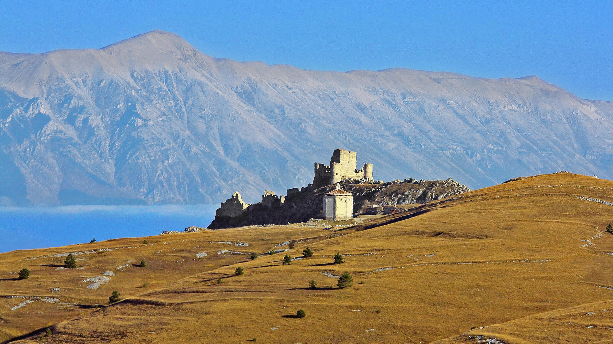 Rocca Calascio, S. Maria Della Pietà e la Majella.