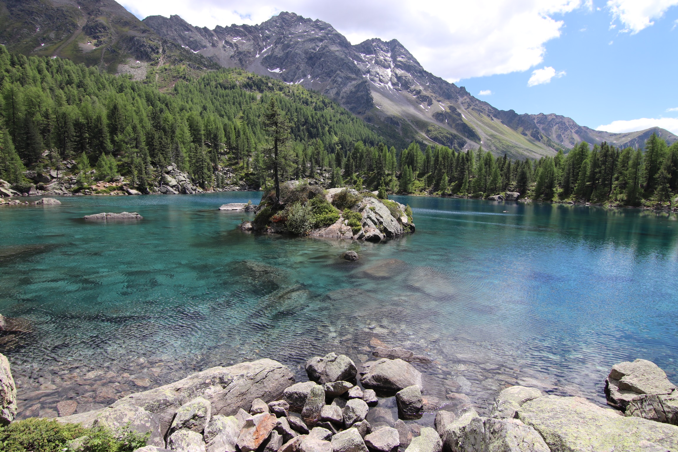 Isola in mezzo al lago