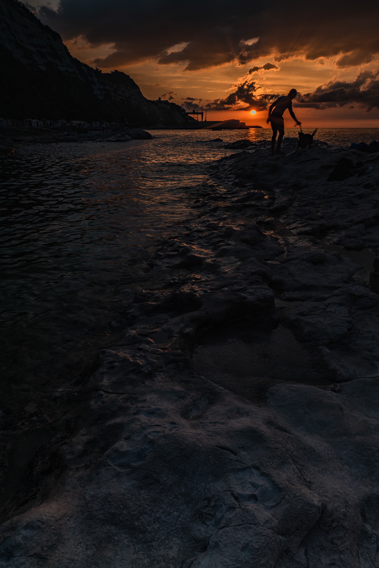 Un caldo tramonto alla Grotta Azzurra di Ancona