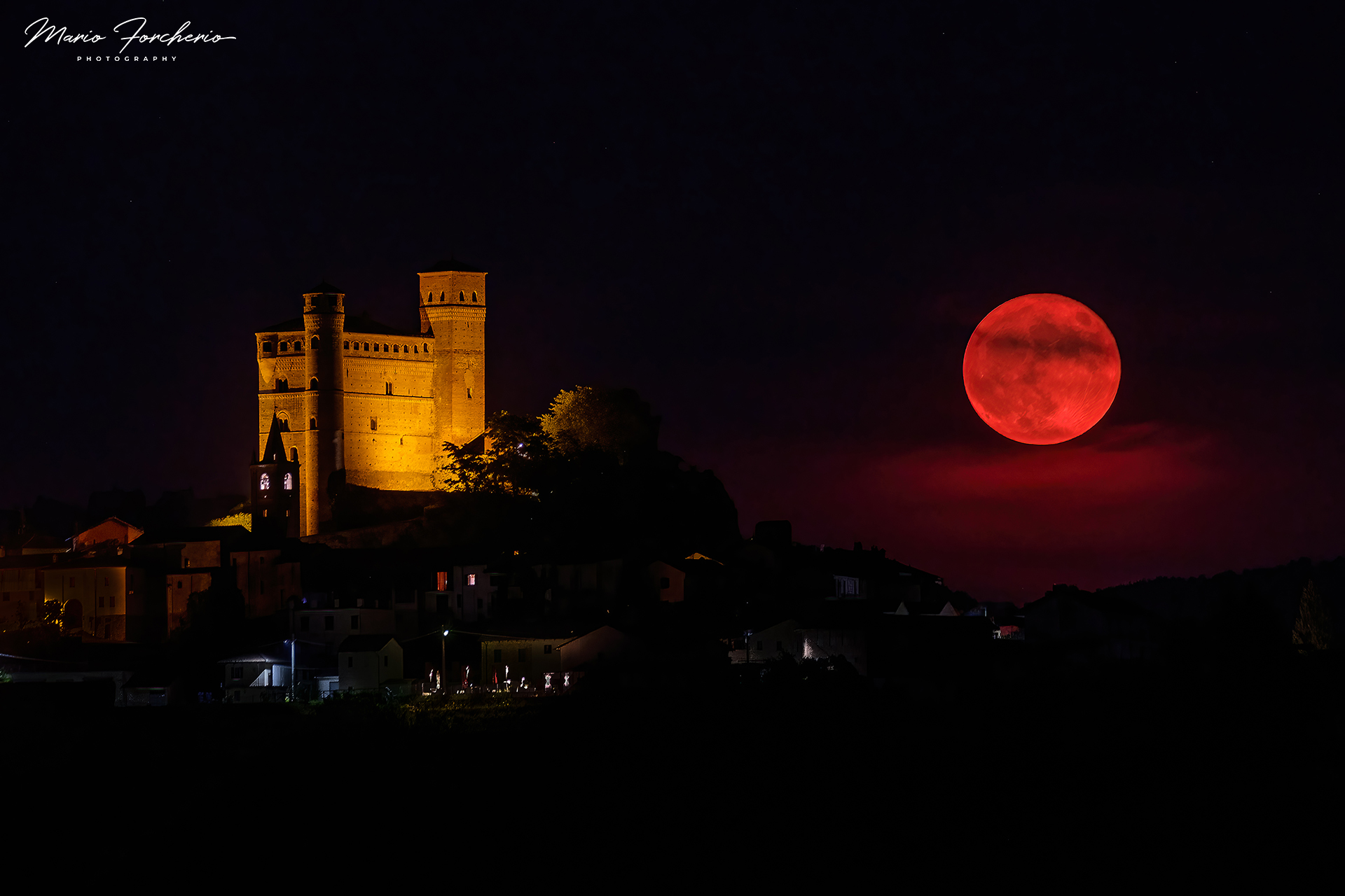 Super moon in Serravalle d'Alba