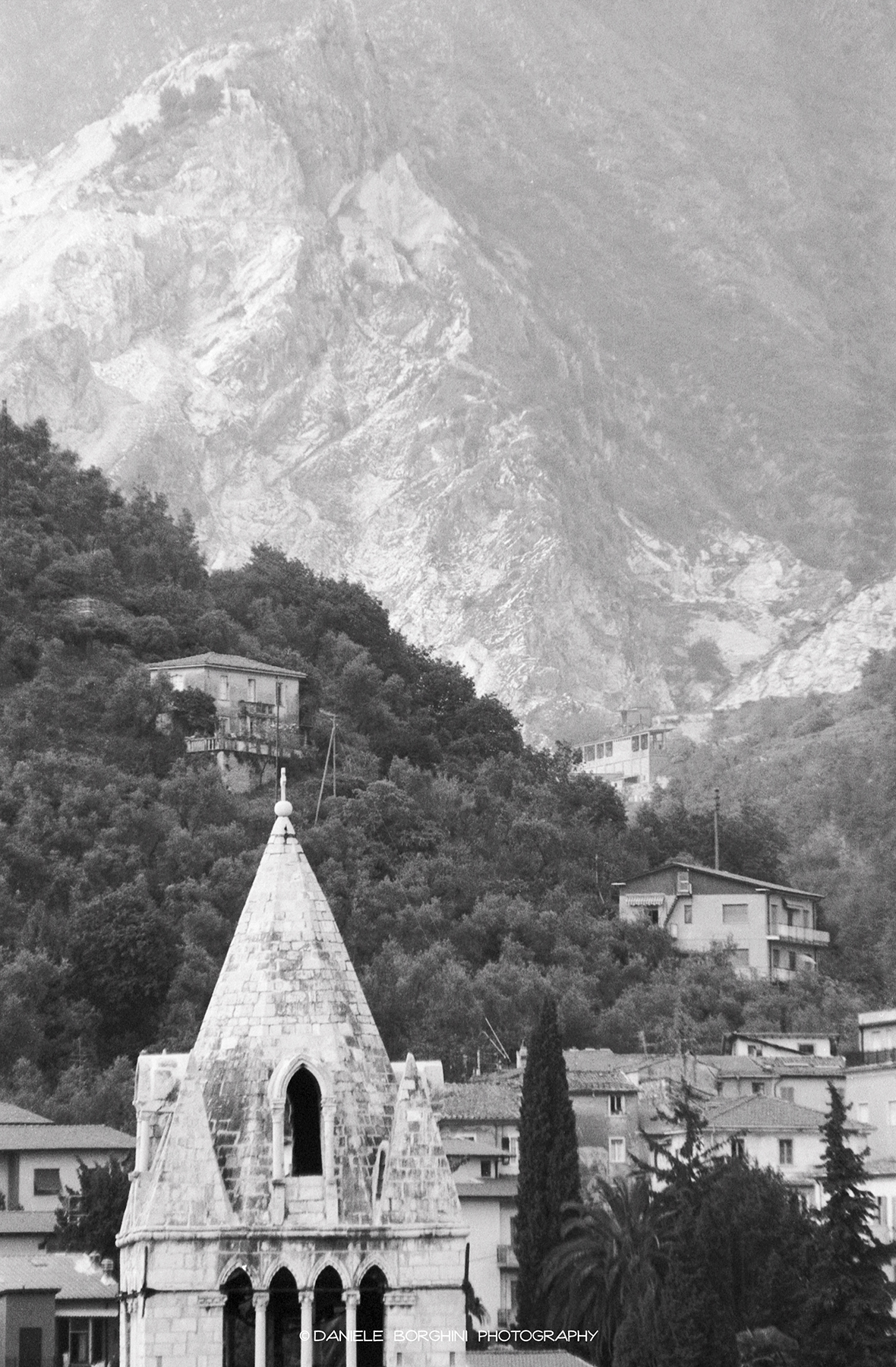 Le Apuane e il campanile