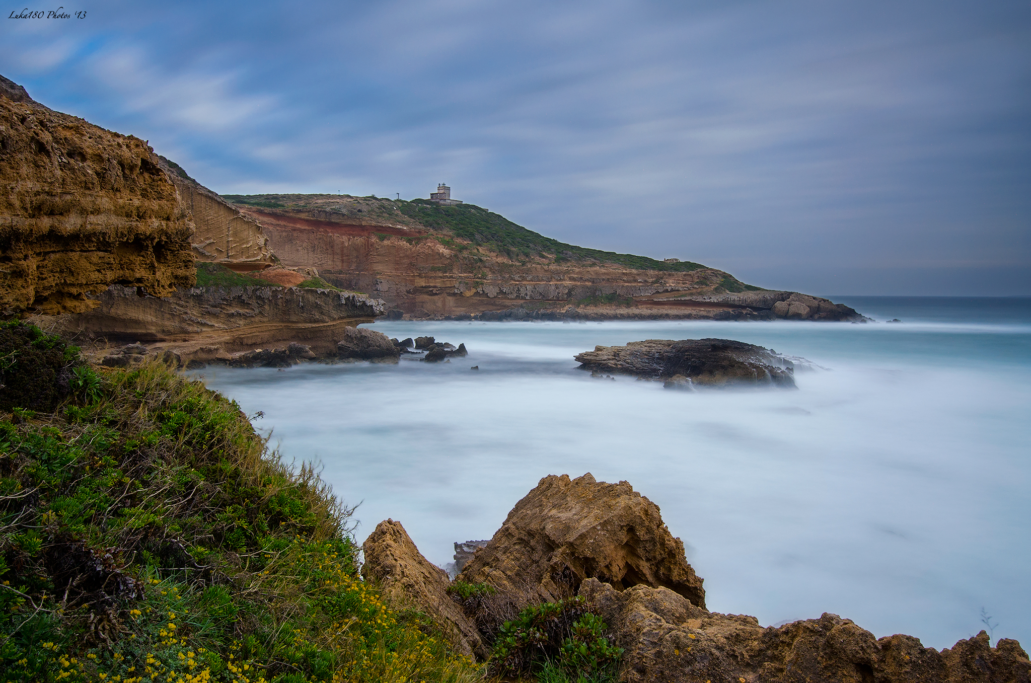 Scogliera faro Capo Mannu