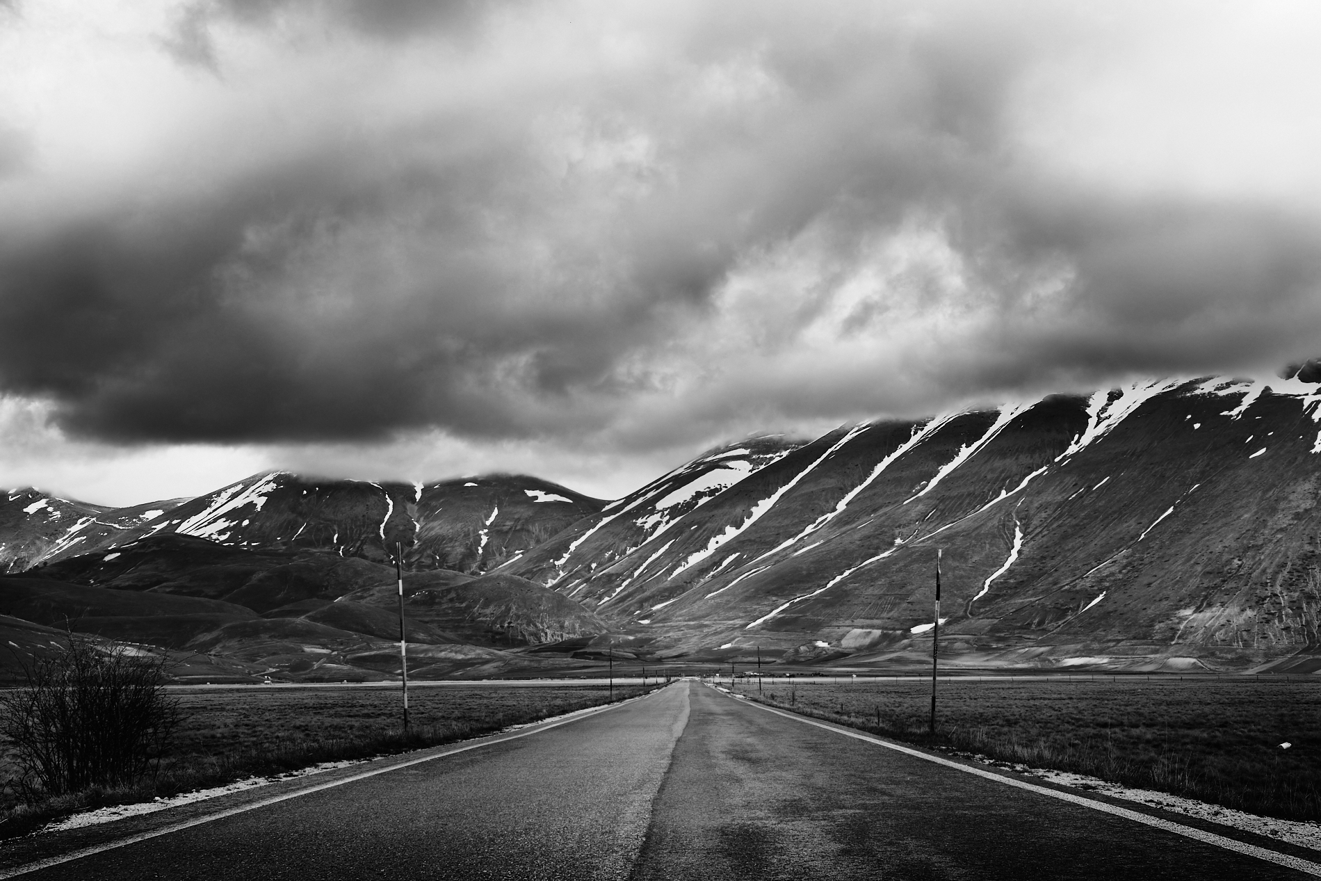 Road to Castelluccio b/n