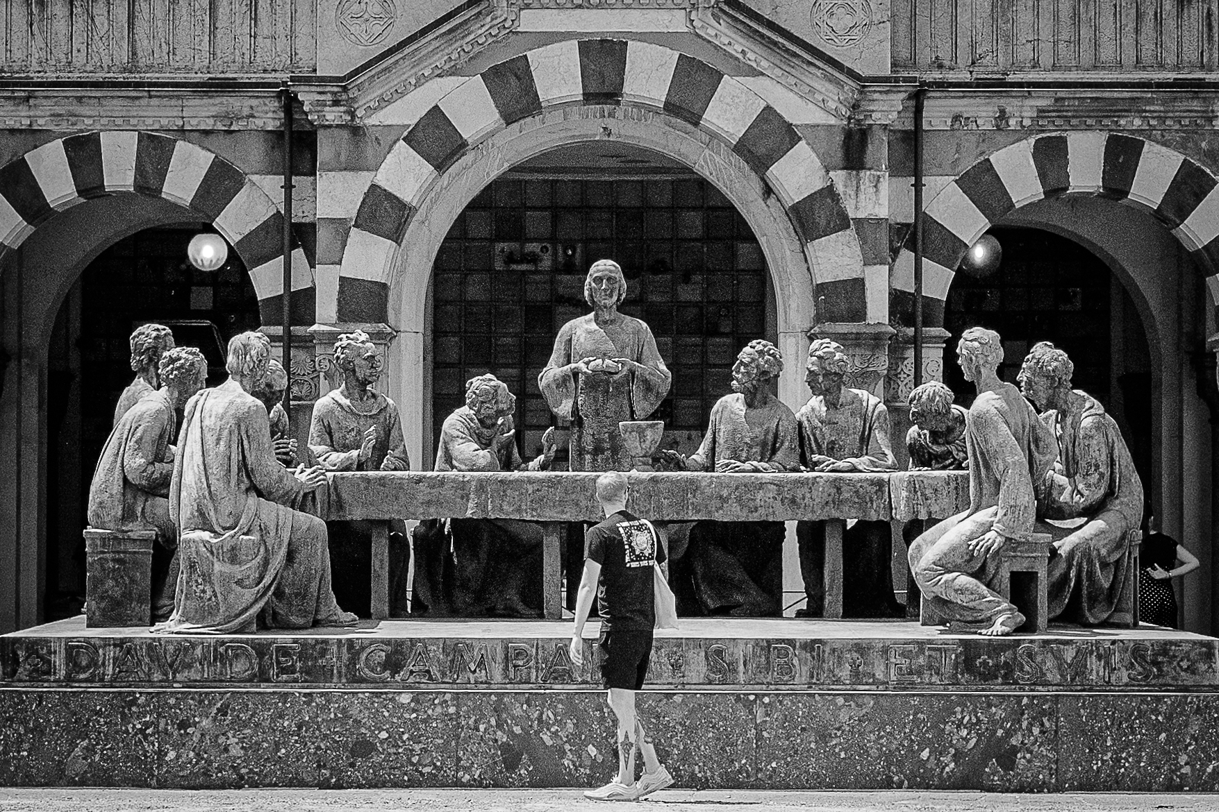 Aggiungi un posto a tavola, Cimitero monumentale Milano