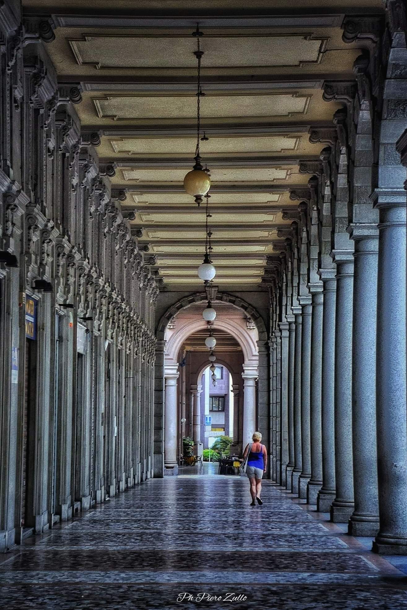 Passeggiando sotto i portici