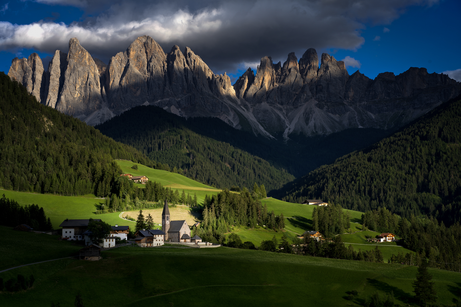 Sabta Magdalena between light & shadows