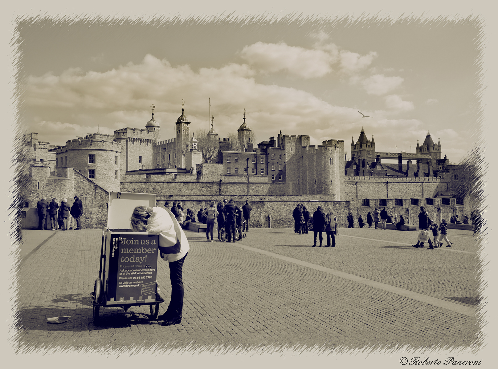 who hid the jewels of the queen?